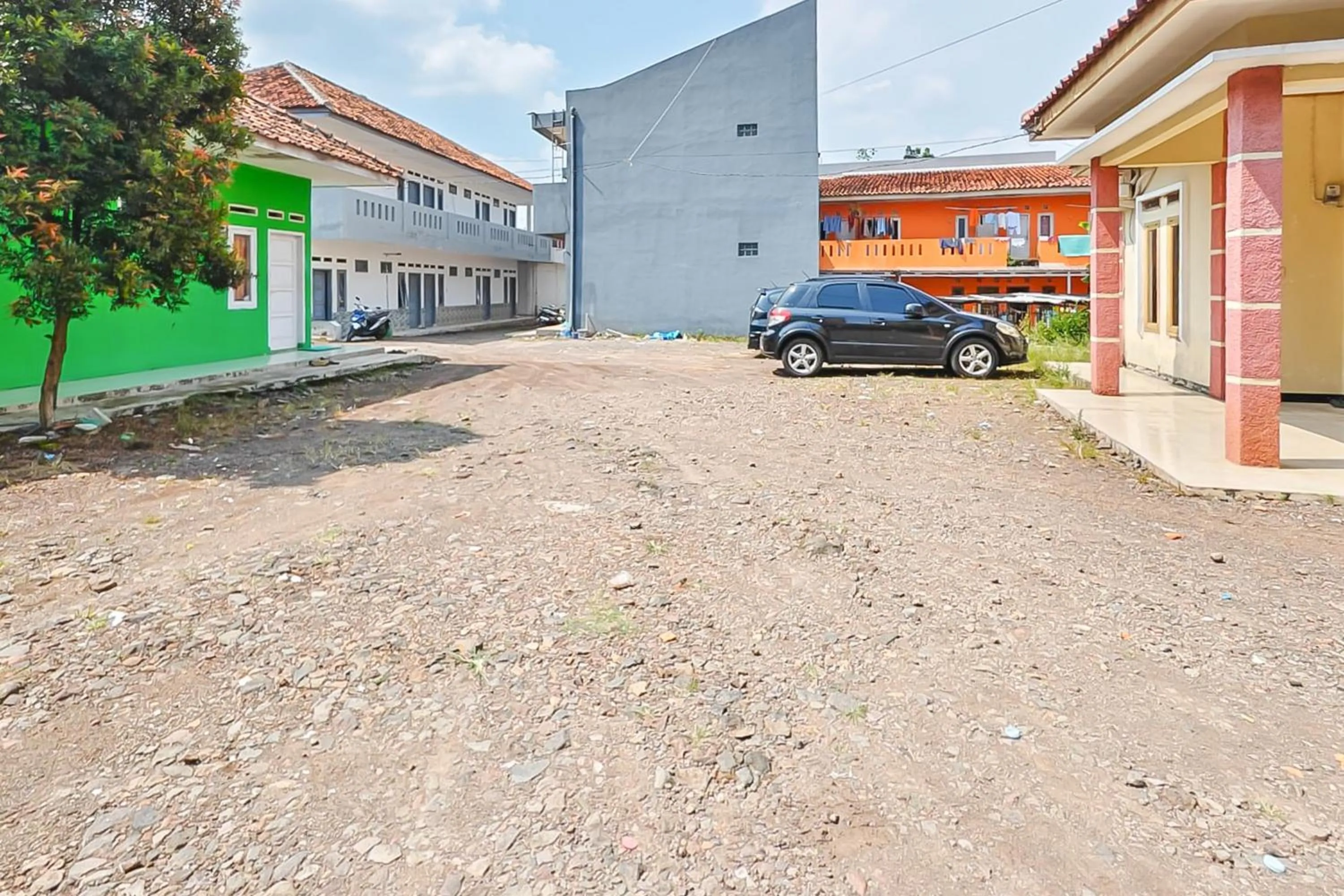 Parking in RedDoorz near RS Dr Hafiz Cianjur