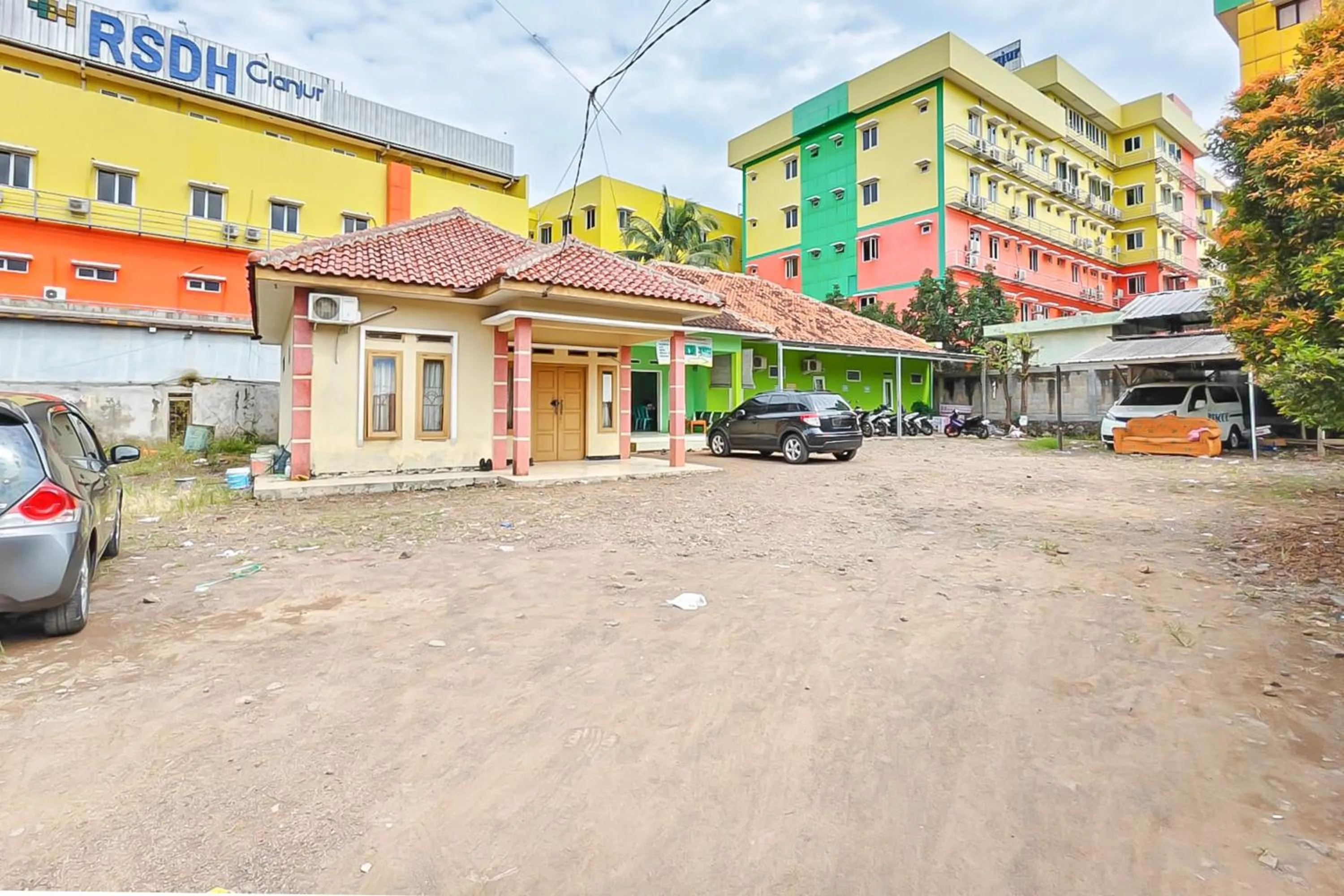 Facade/entrance in RedDoorz near RS Dr Hafiz Cianjur