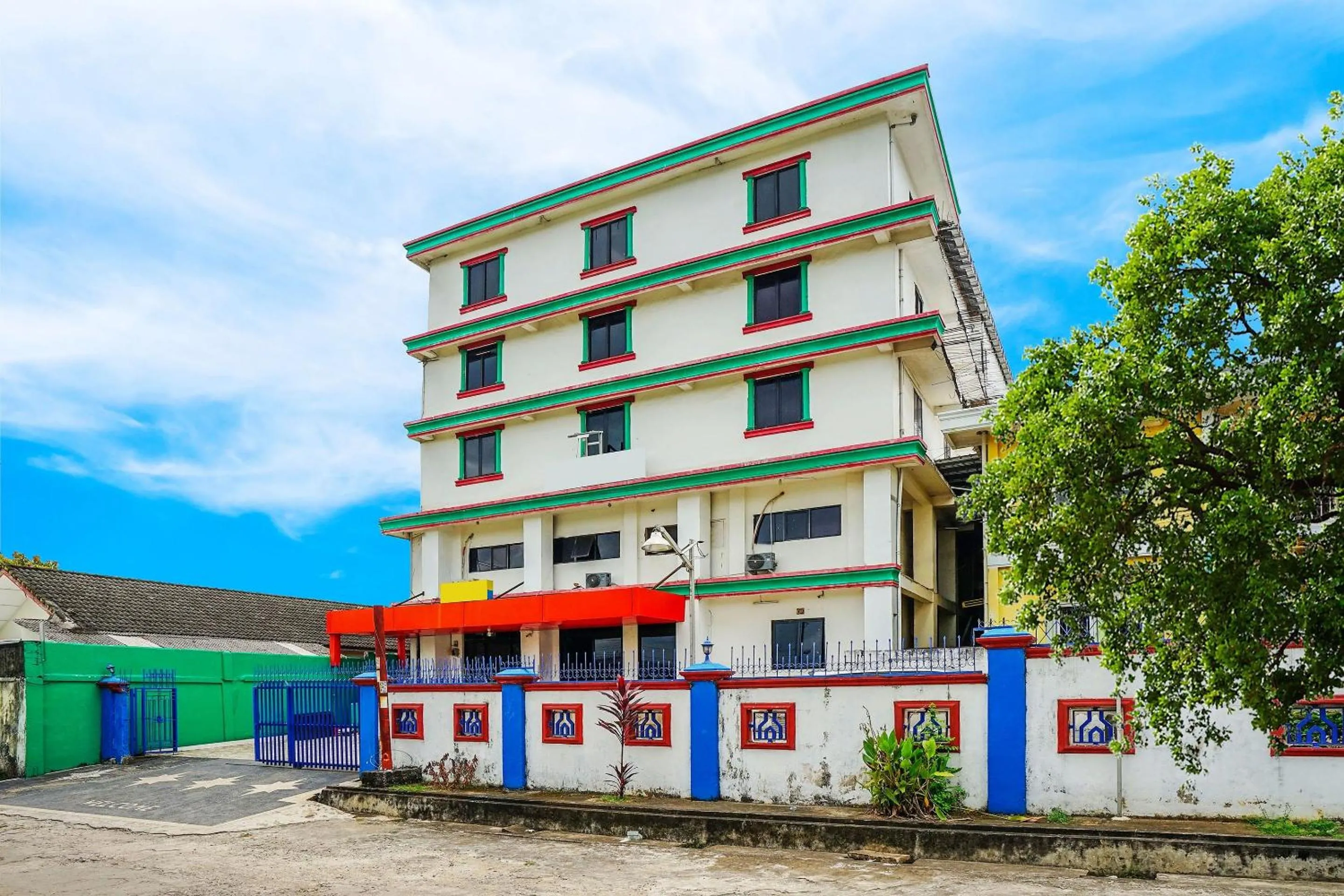 Facade/entrance in OYO Life 2820 Hotel Perdana Syariah