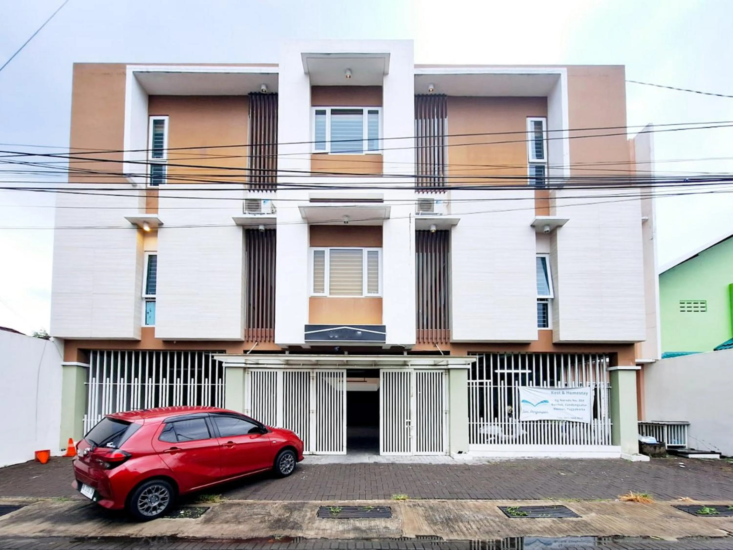 Facade/entrance in Sari Panguripan RedPartner Near UGM