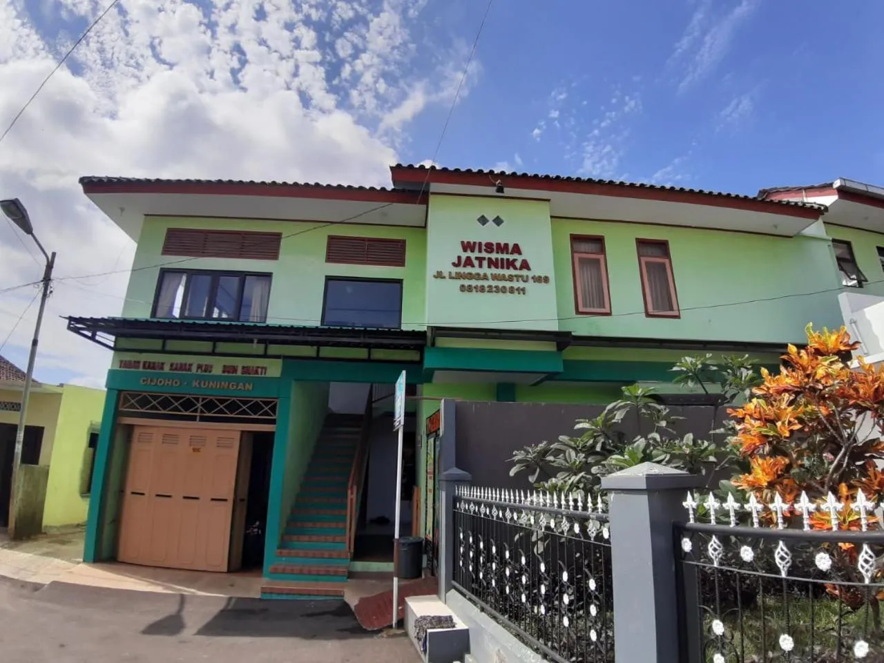 Facade/entrance in OYO Life 2884 Wisma Jatnika Syariah