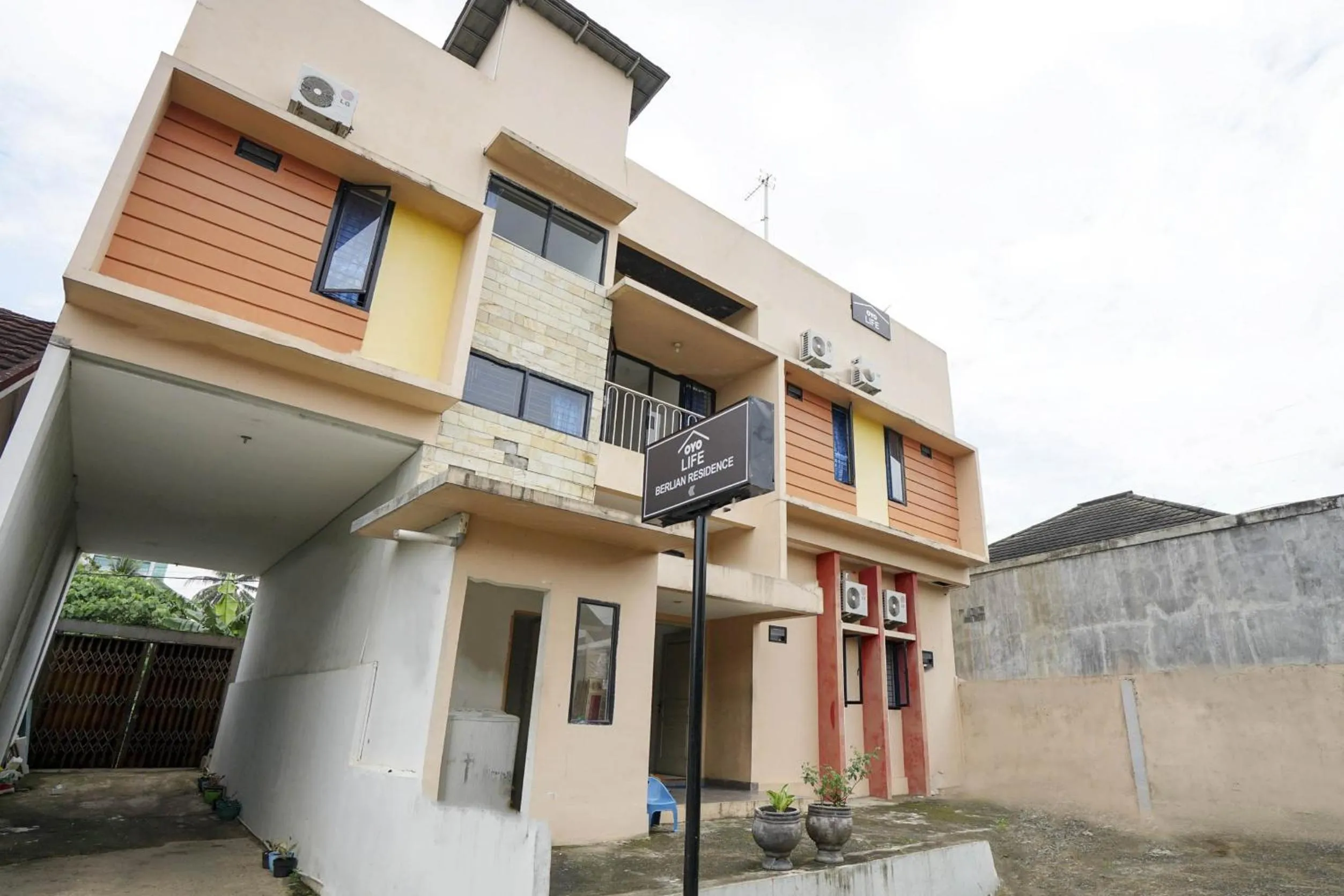 Facade/entrance in OYO Life 2874 Berlian Residence