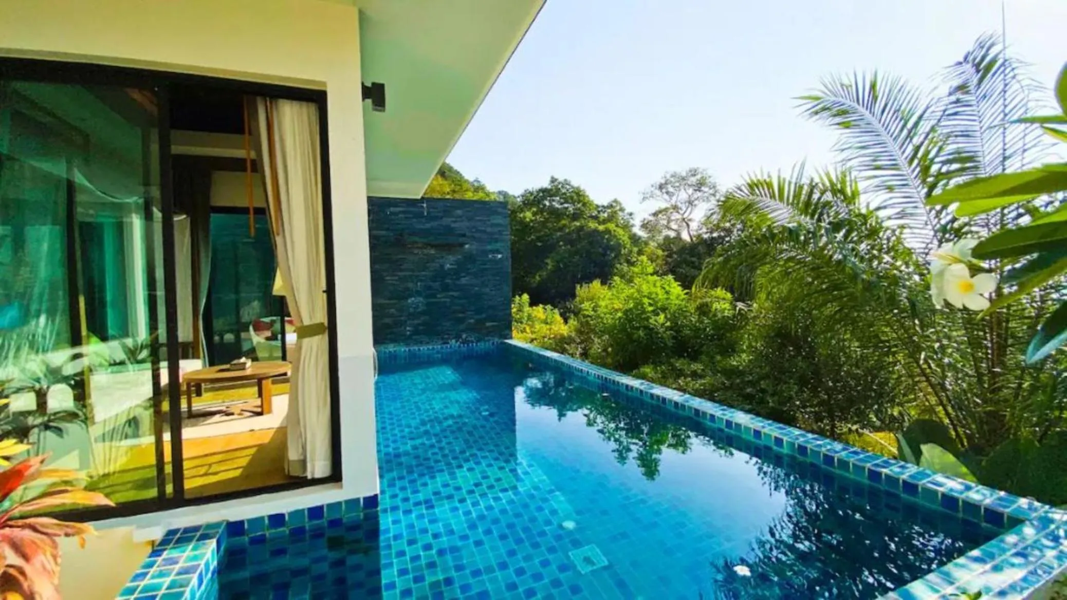 Swimming pool in Silla Villa Kata Beach