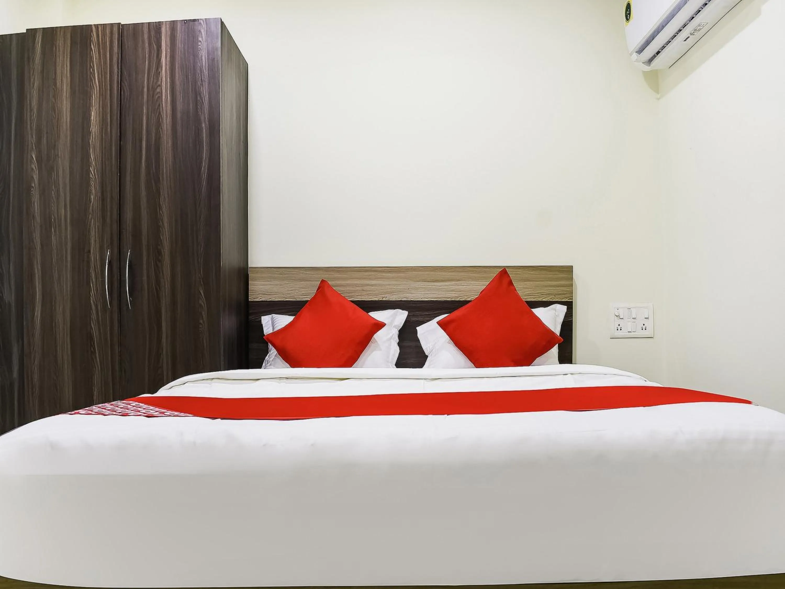 Bedroom, Bed in Hotel O S&h Residency Bahadalpur Railway Station