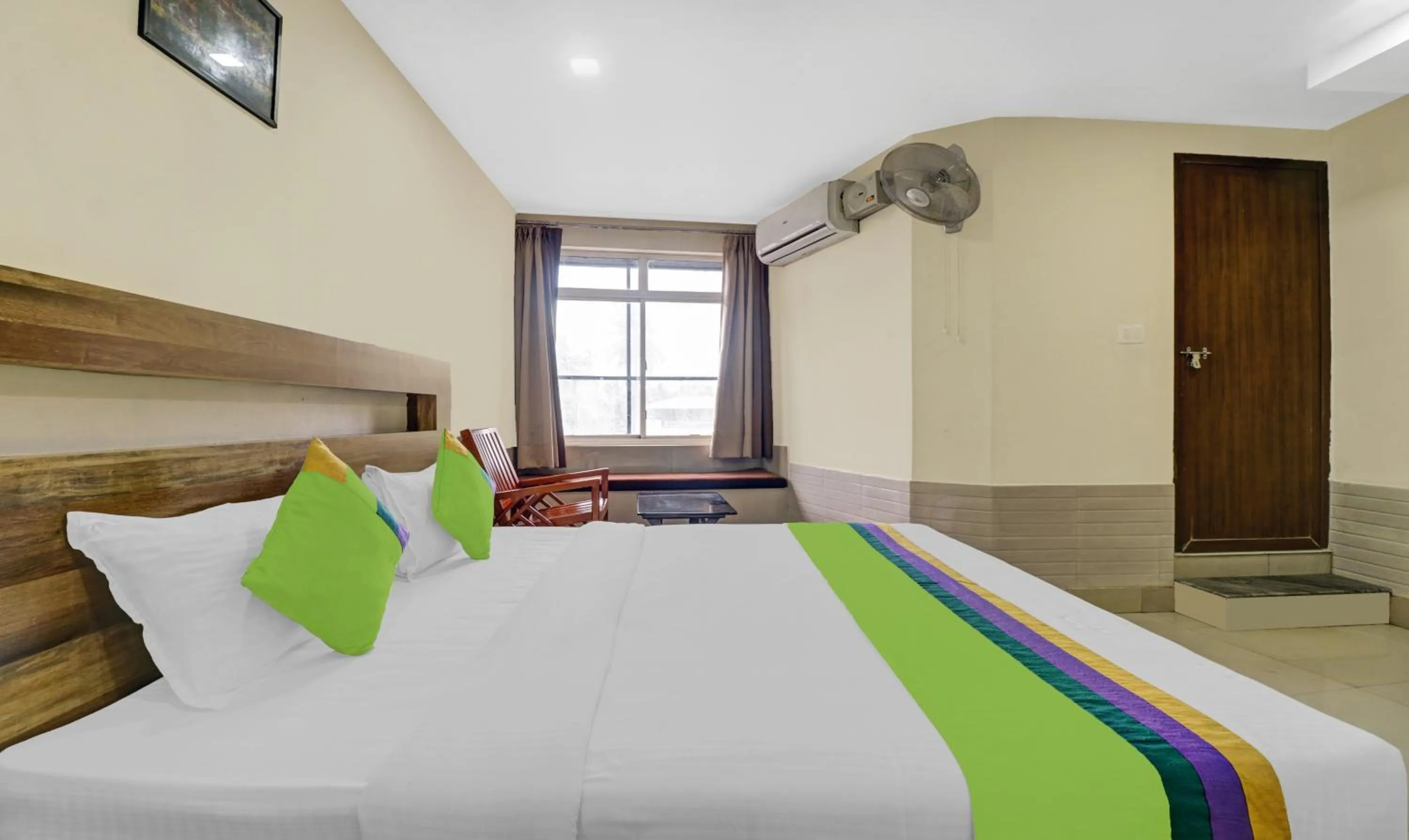 Bedroom, Bed in Treebo Darwesh Residency - 500m from Railway Station