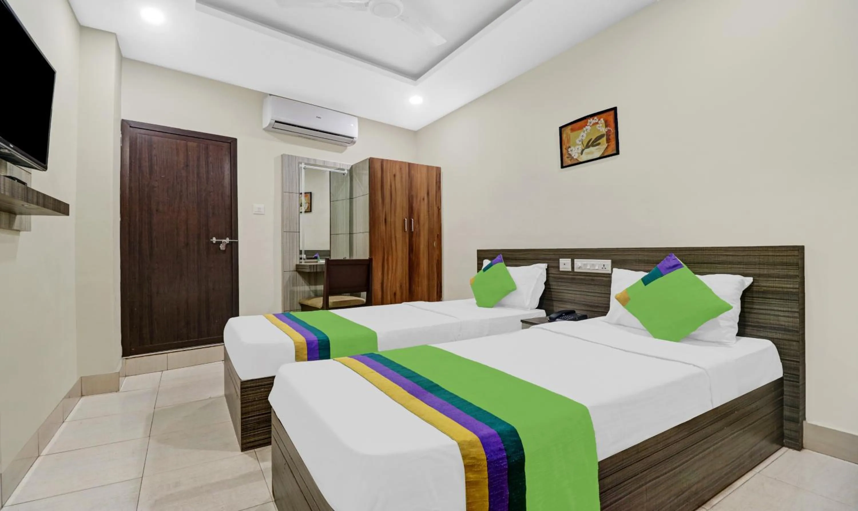 Bedroom, Bed in Treebo Darwesh Residency - 500m from Railway Station