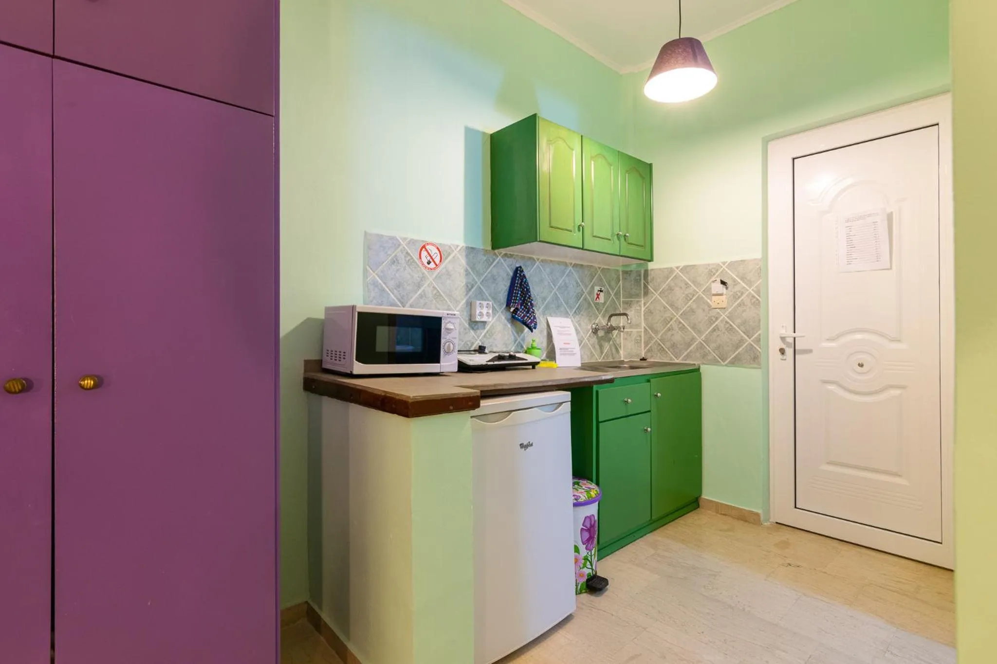 Kitchen or kitchenette in Ni-Mar Studios & Apartments