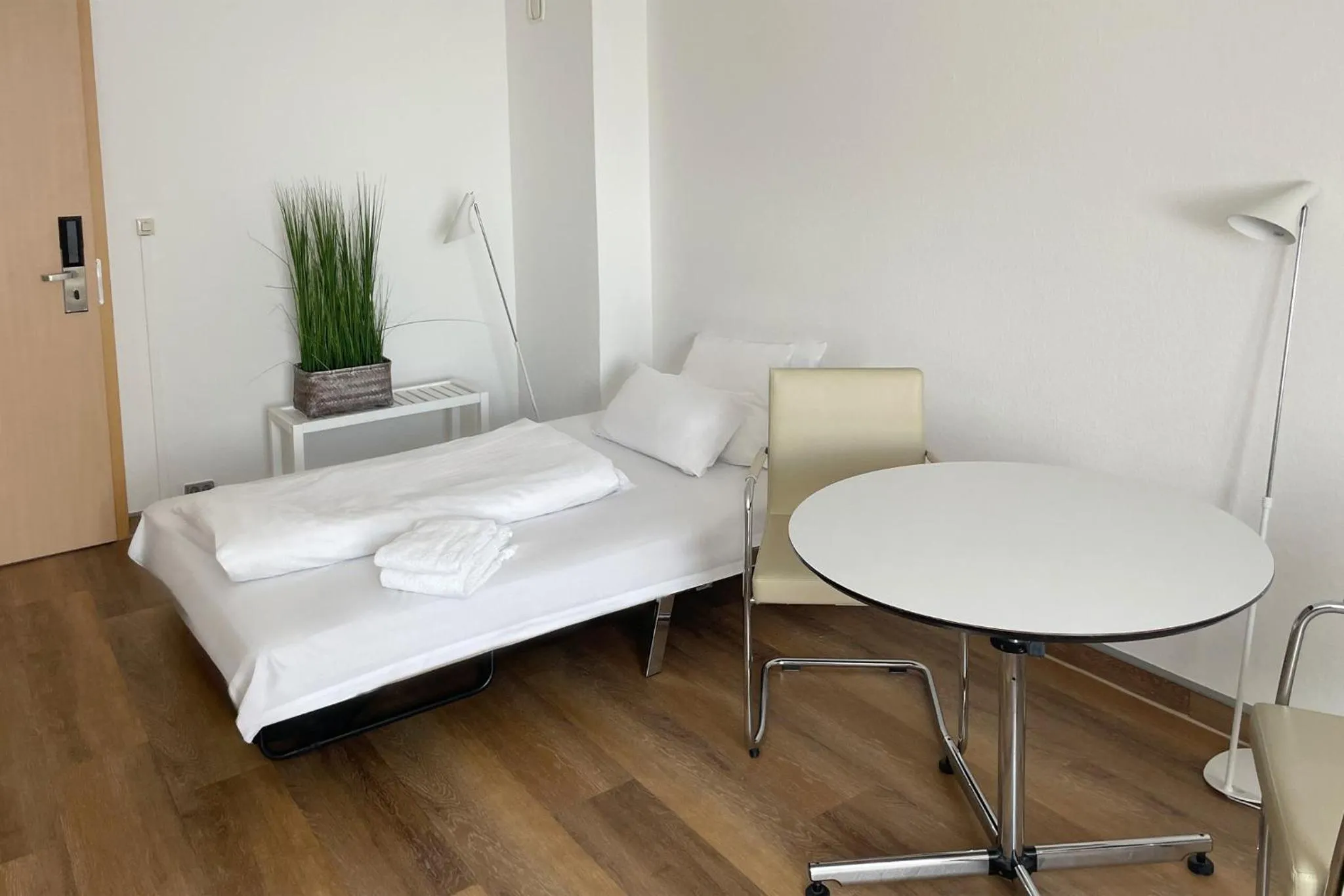 Photo of the whole room, Bed in Garner Hotel Erlangen Süd by IHG