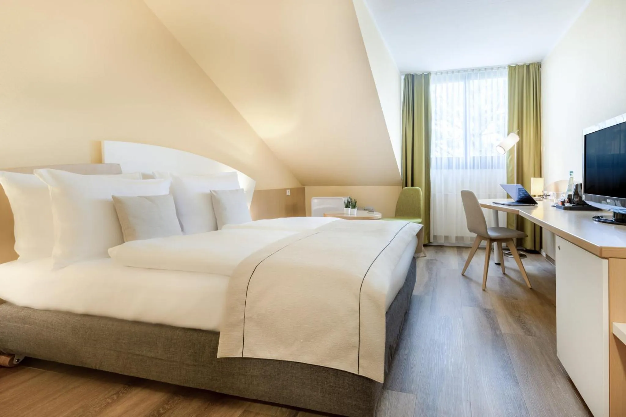 Photo of the whole room, Bed in Garner Hotel Erlangen Süd by IHG