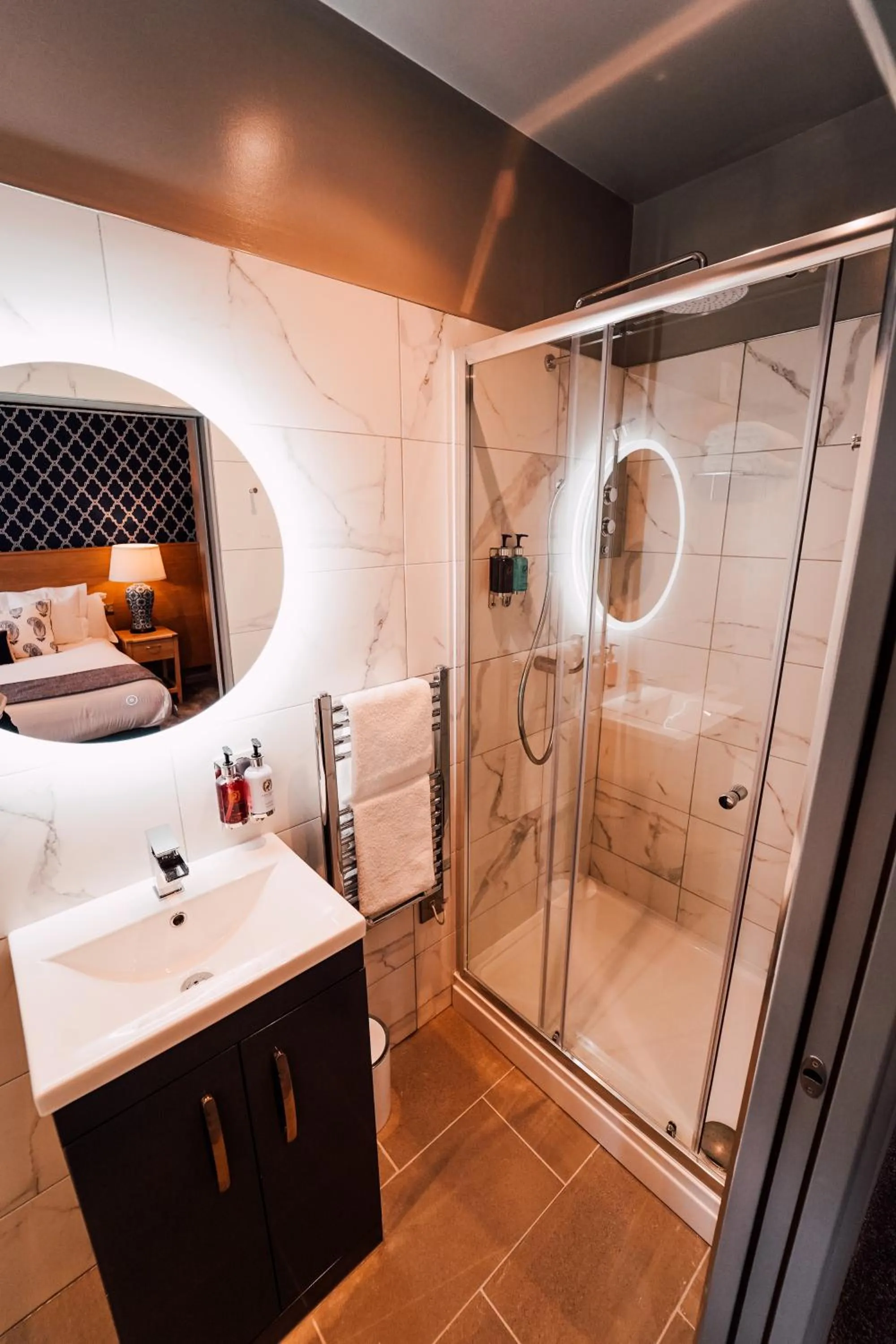 Bathroom, Bed in The Maynard