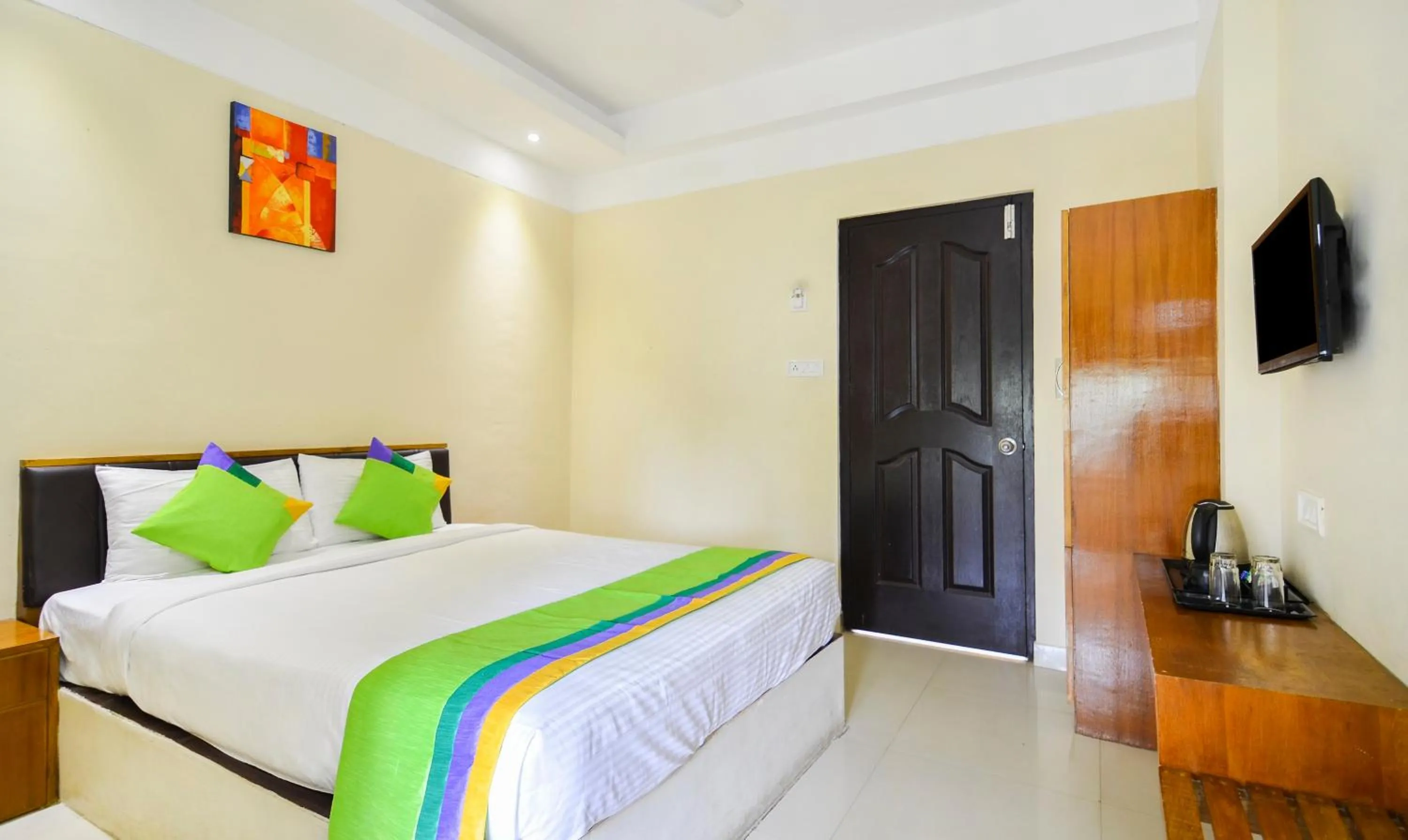 Bedroom, Bed in Itsy Hotels Platinum Inn