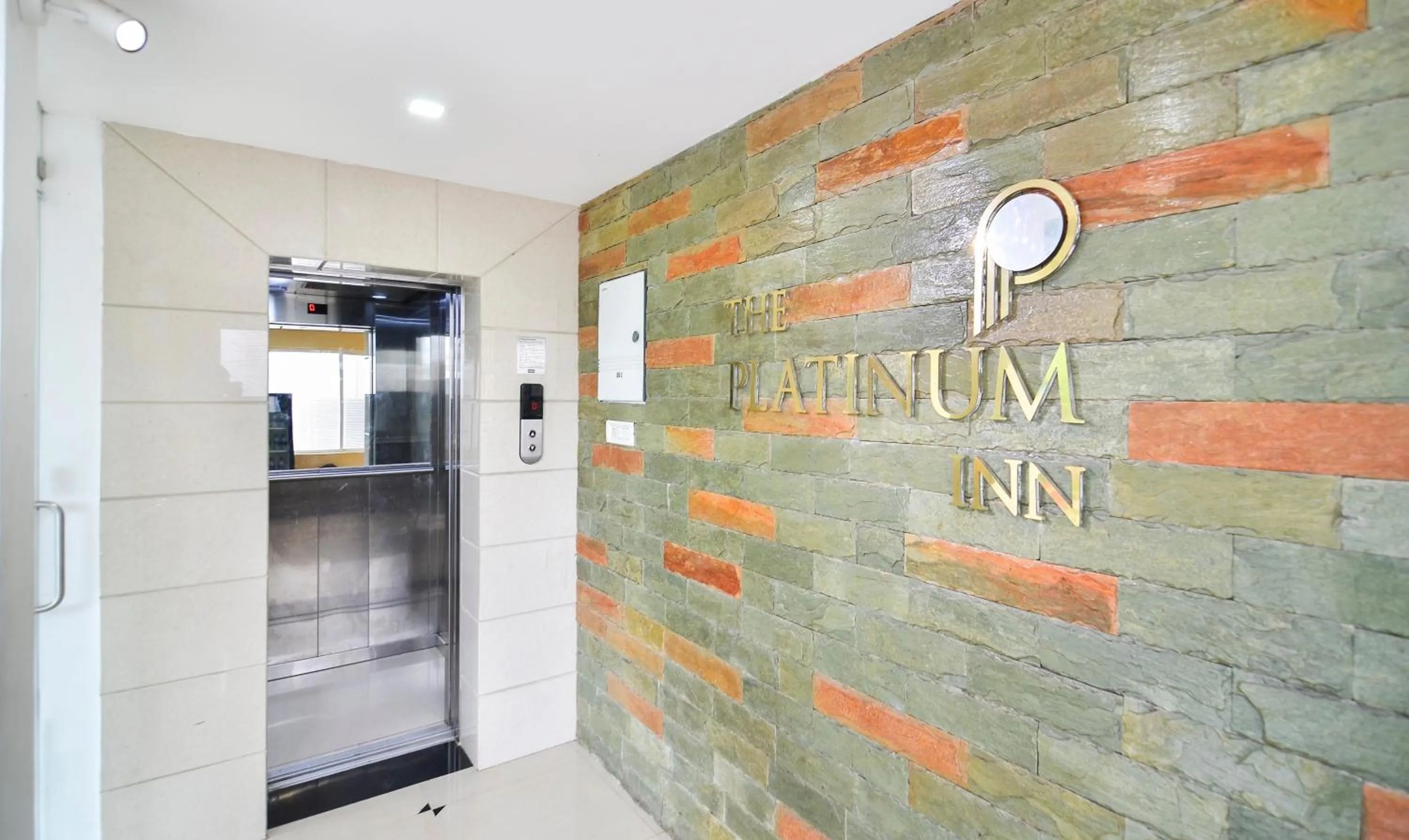 elevator in Itsy Hotels Platinum Inn