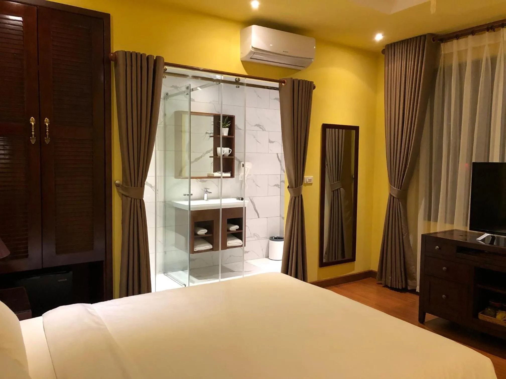 Bed in Le Grand Hanoi Hotel - The Oriental