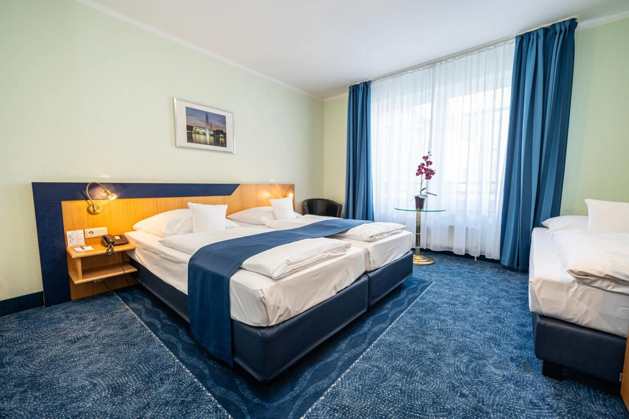 Photo of the whole room, Bed in Hotel Hanseport Hamburg