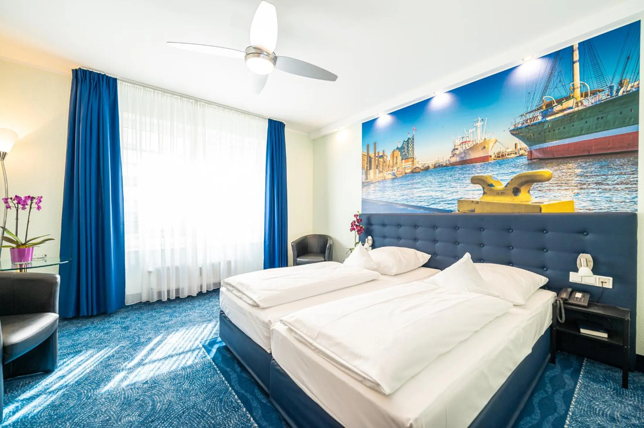 Photo of the whole room, Bed in Hotel Hanseport Hamburg