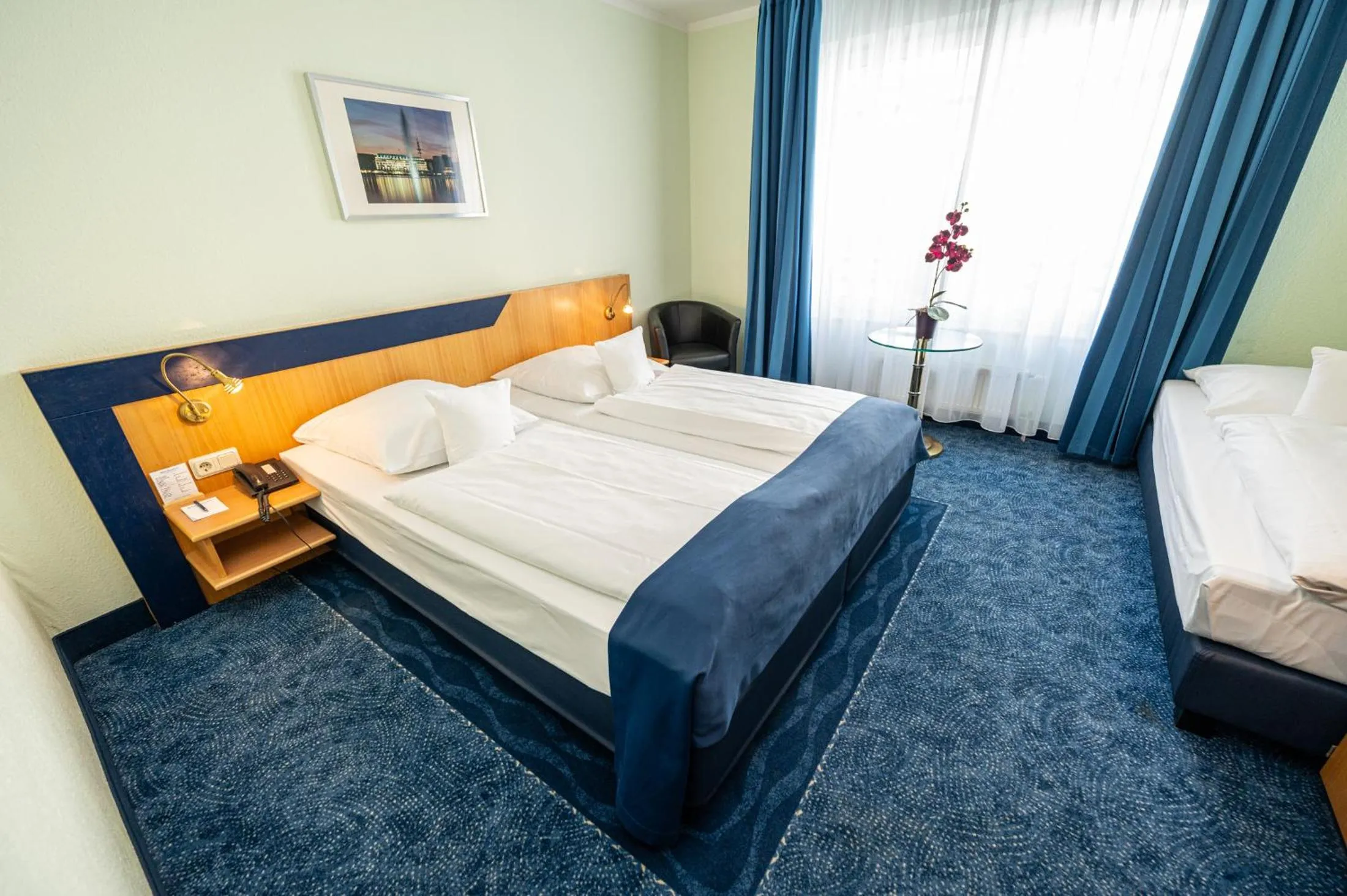 Photo of the whole room, Bed in Hotel Hanseport Hamburg