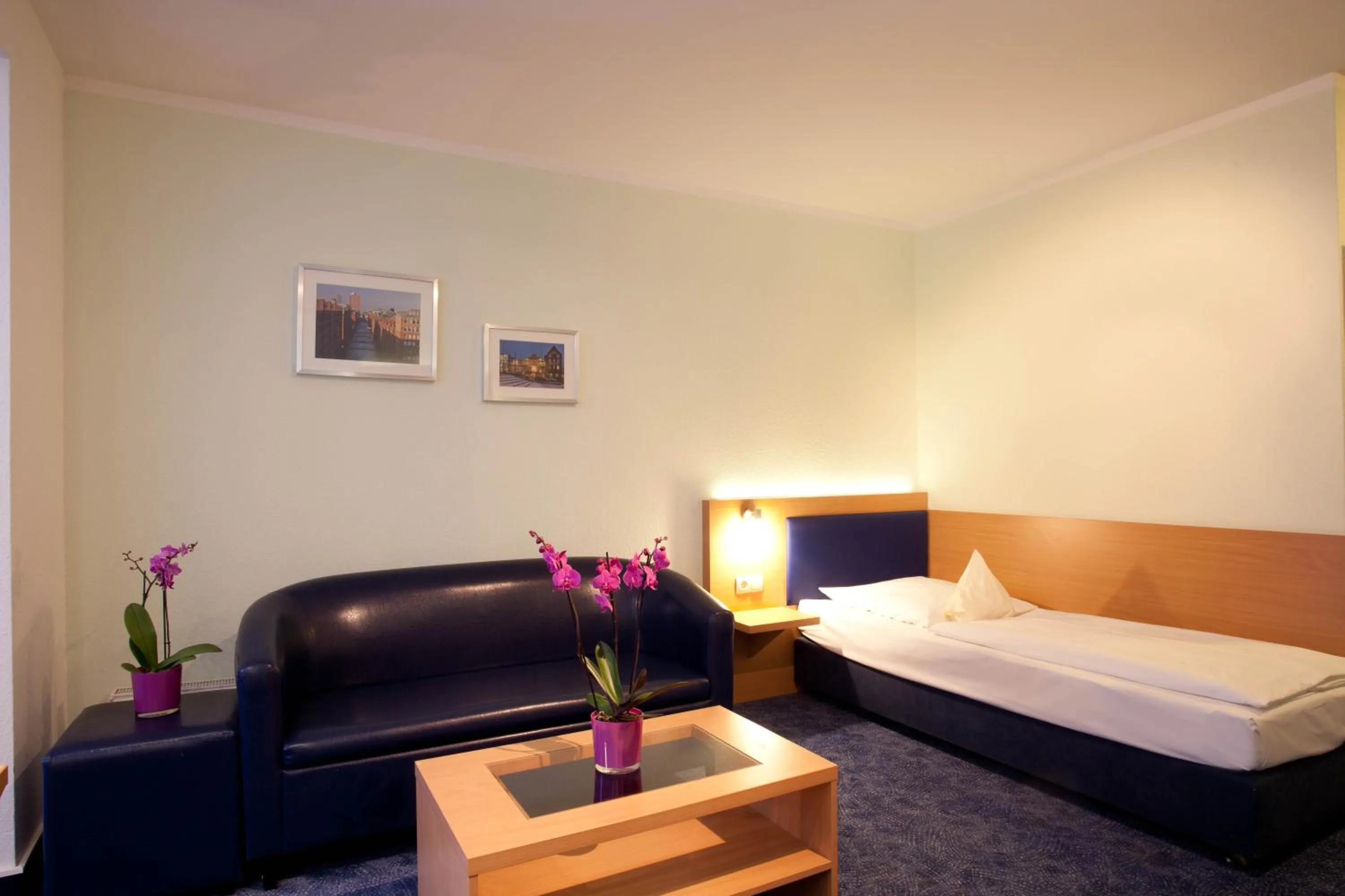 Photo of the whole room, Bed in Hotel Hanseport Hamburg