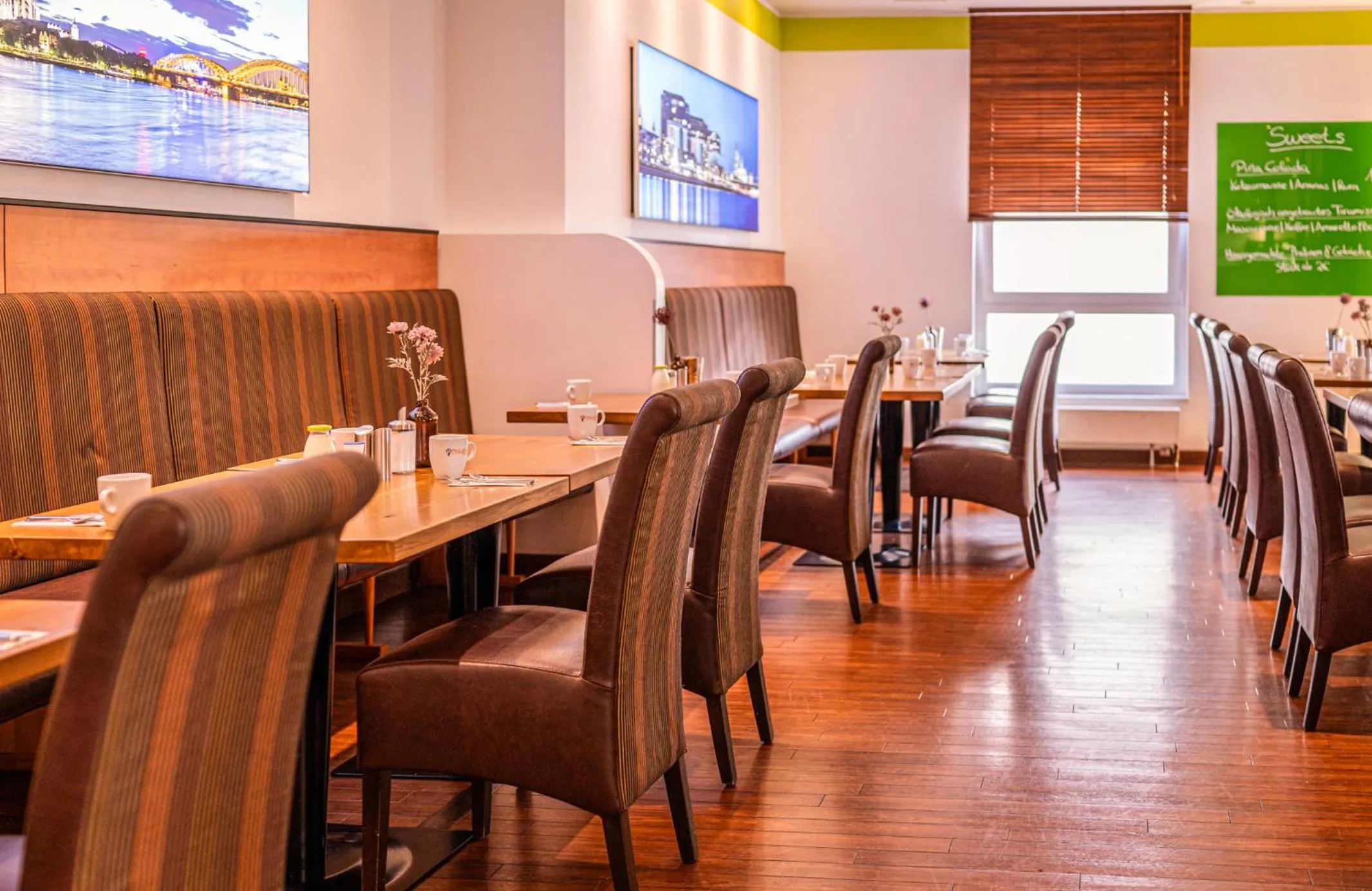 Restaurant/places to eat in PhiLeRo Hotel Köln