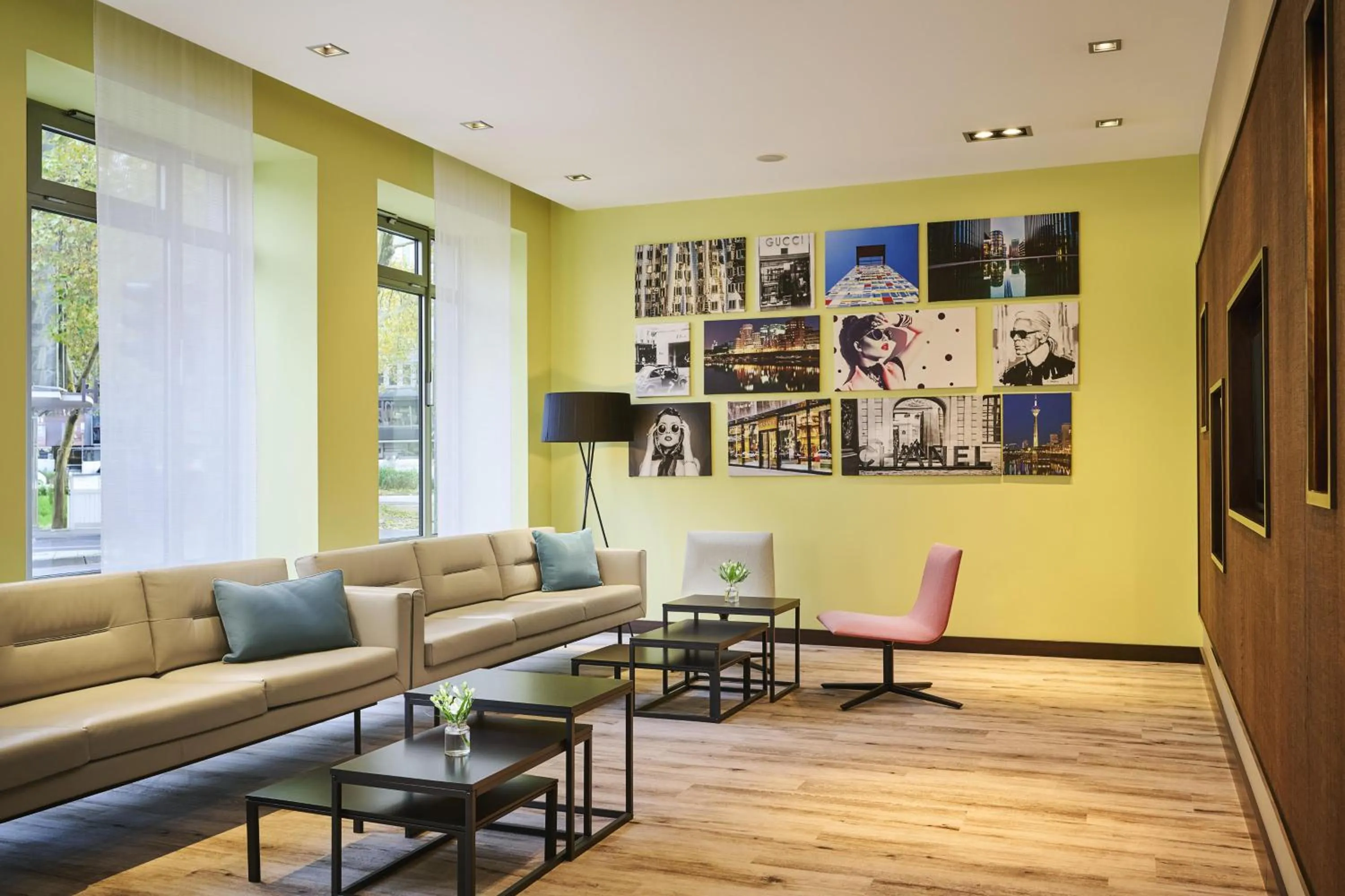 Lobby or reception in NH Düsseldorf Königsallee