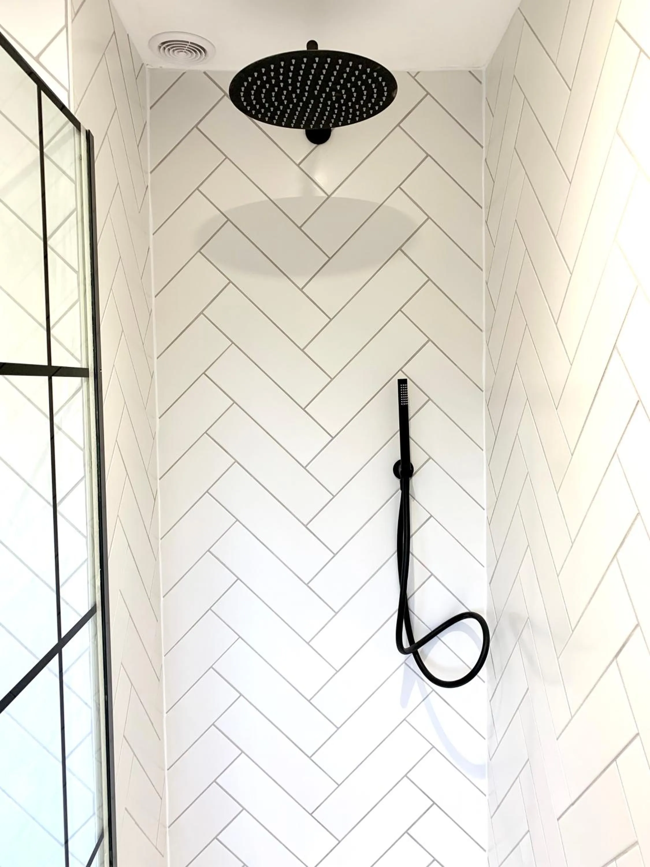 Shower in Stylish Cambridge Pad