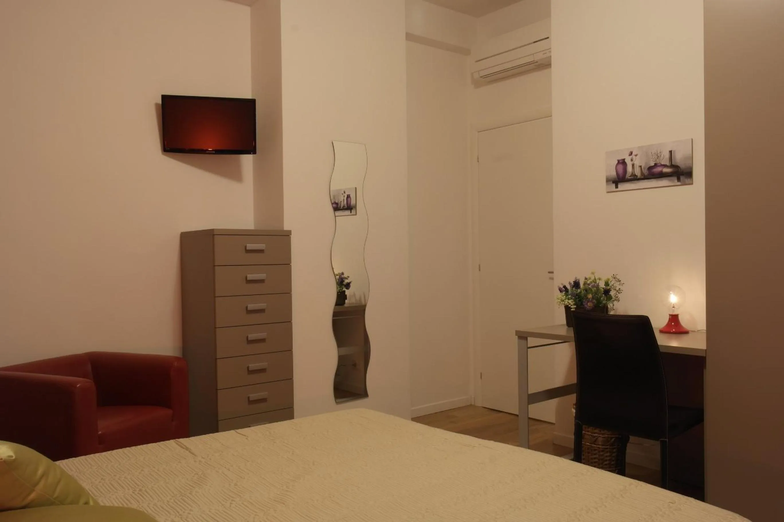 Seating area, Bed in By Fralillo