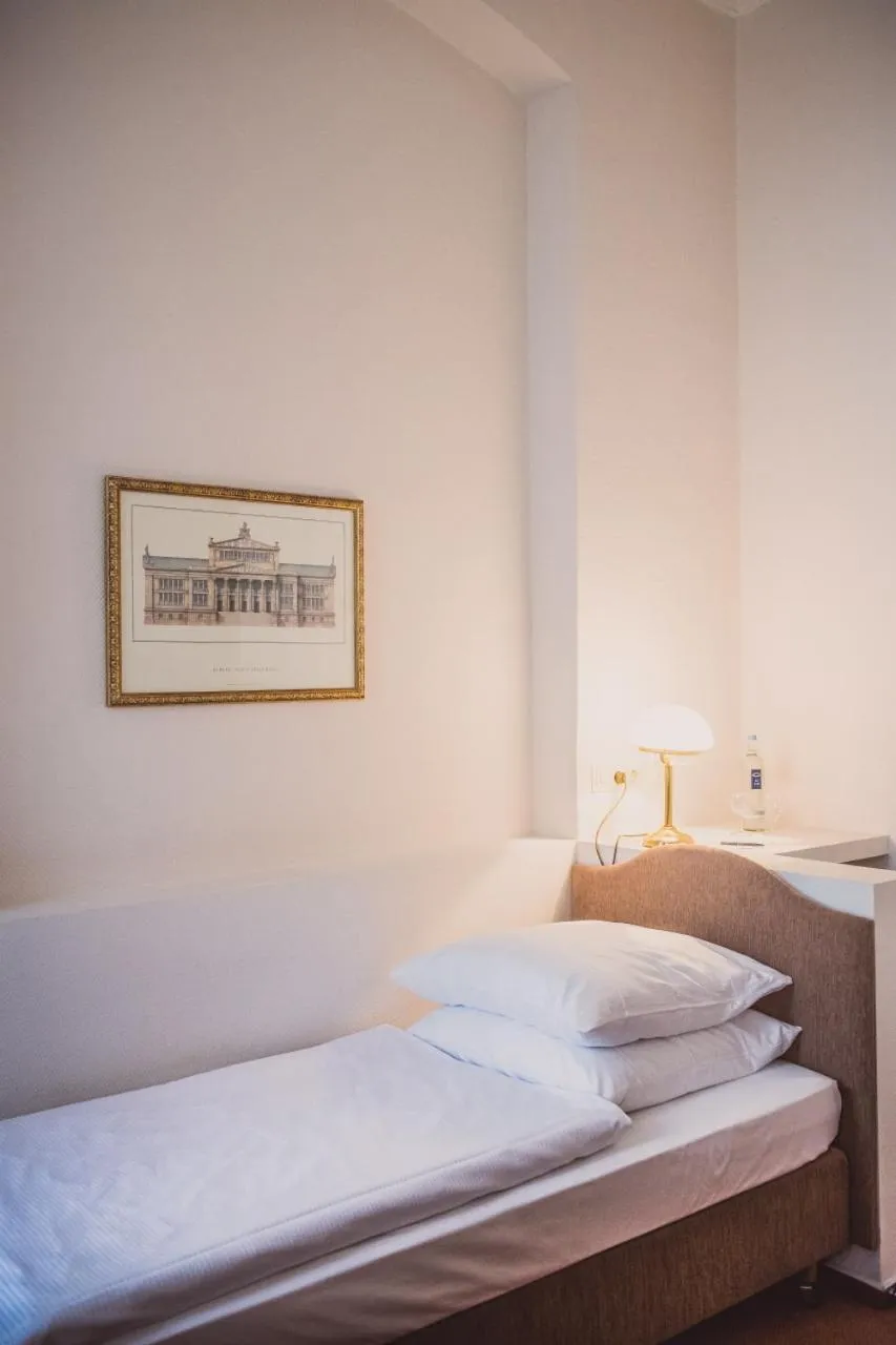 Bed in HENRI Hotel Berlin Kurfürstendamm