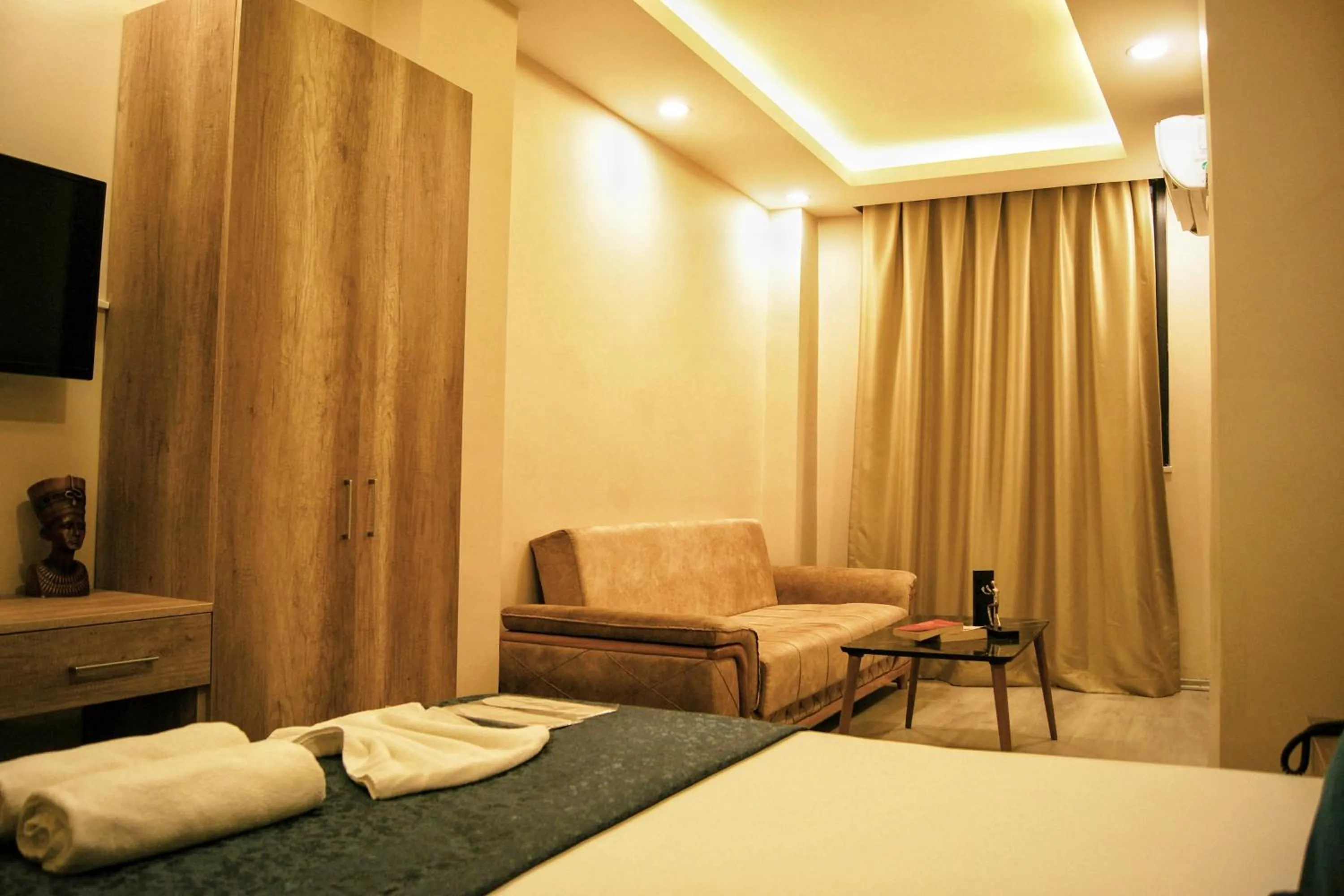 Seating area, Bed in Destinia Pera