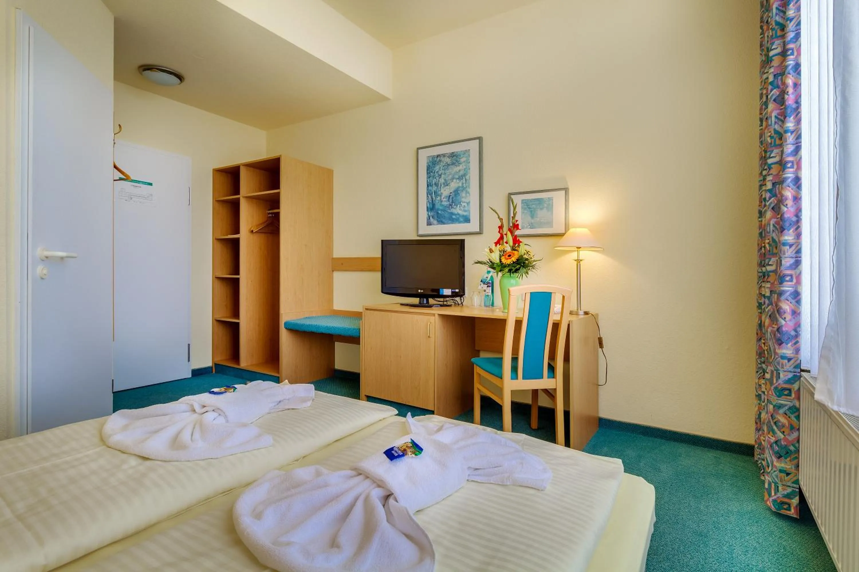 Photo of the whole room, Bed in Hotel Alte Klavierfabrik Meißen