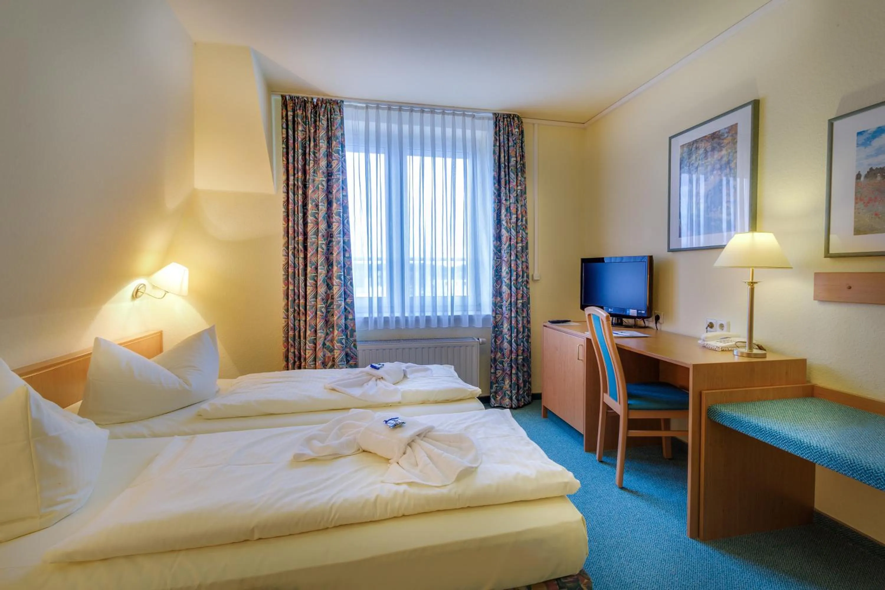 Photo of the whole room, Bed in Hotel Alte Klavierfabrik Meißen