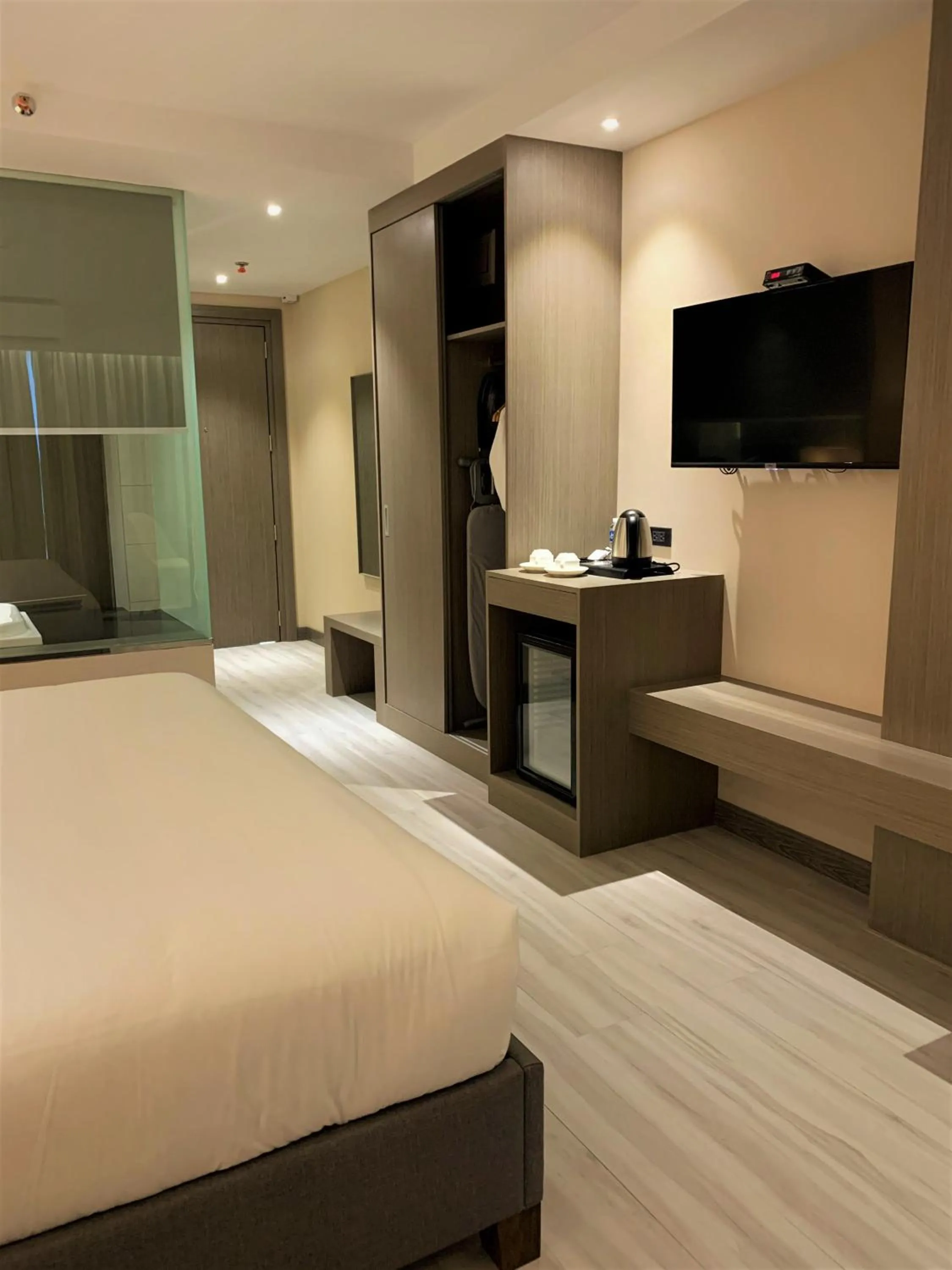 TV and multimedia, Bed in Capitol Hill Hotel and Suites