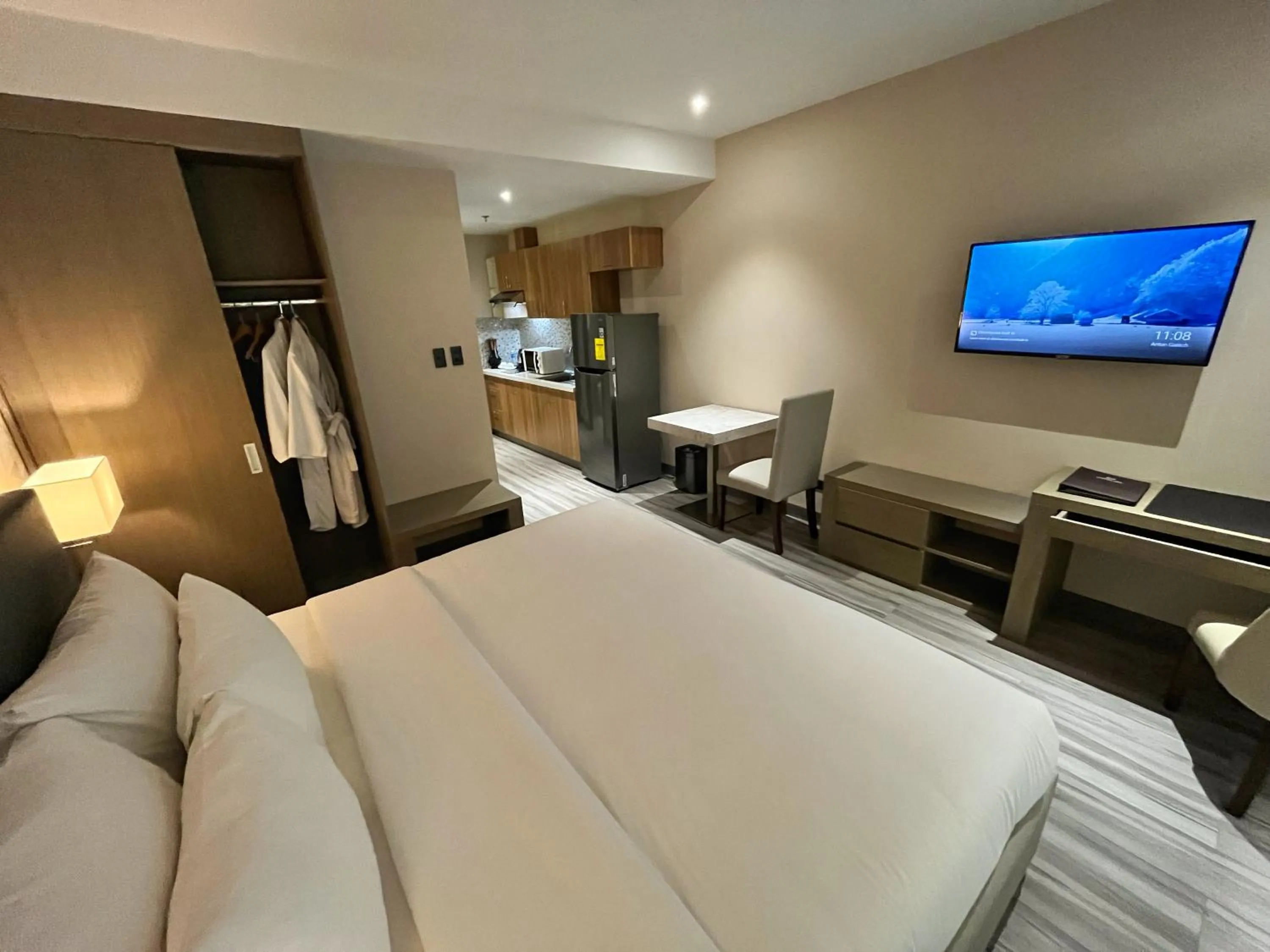 TV and multimedia, Bed in Capitol Hill Hotel and Suites