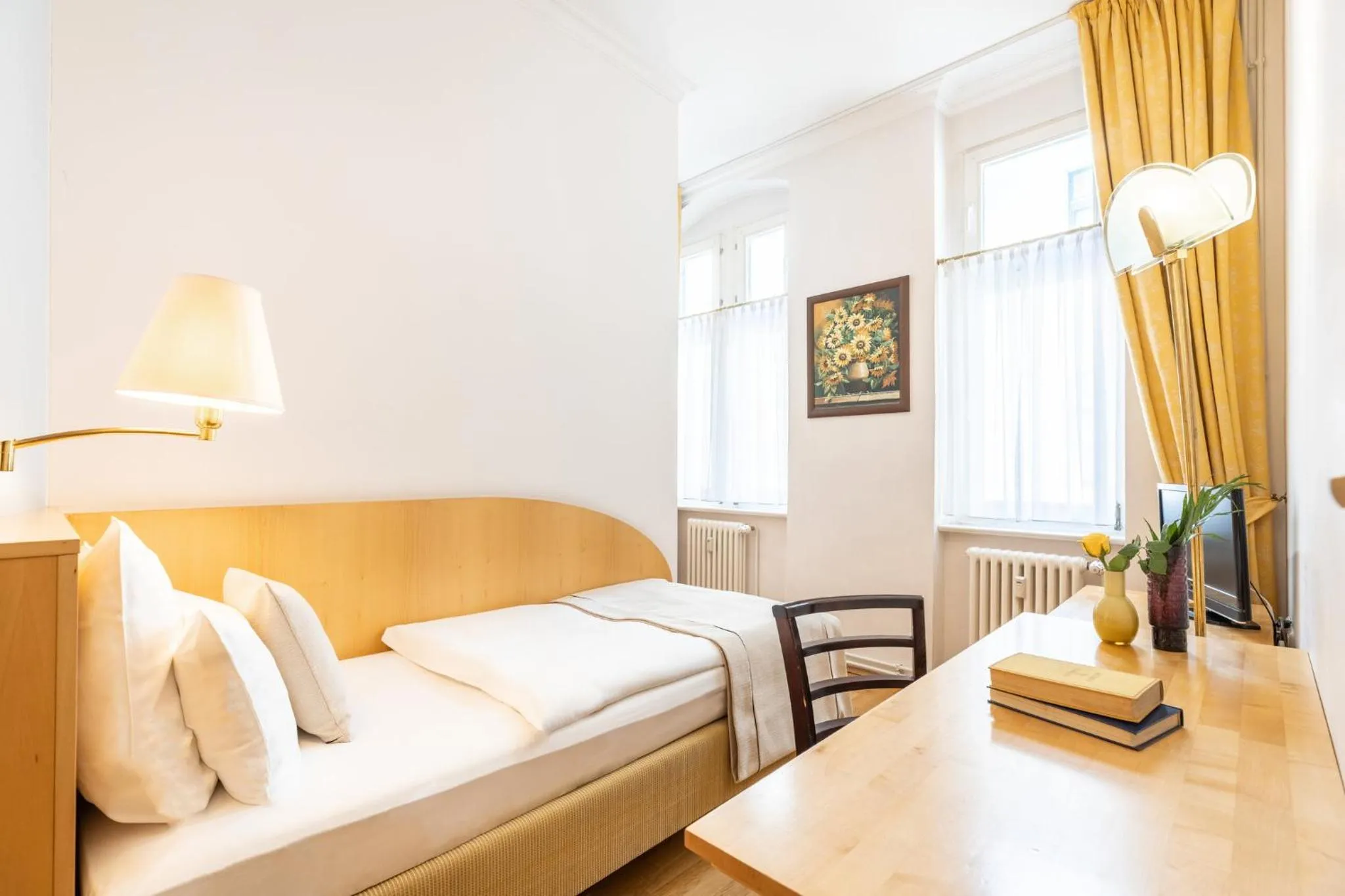 Photo of the whole room, Bed in Garner Hotel Berlin - Messe by IHG