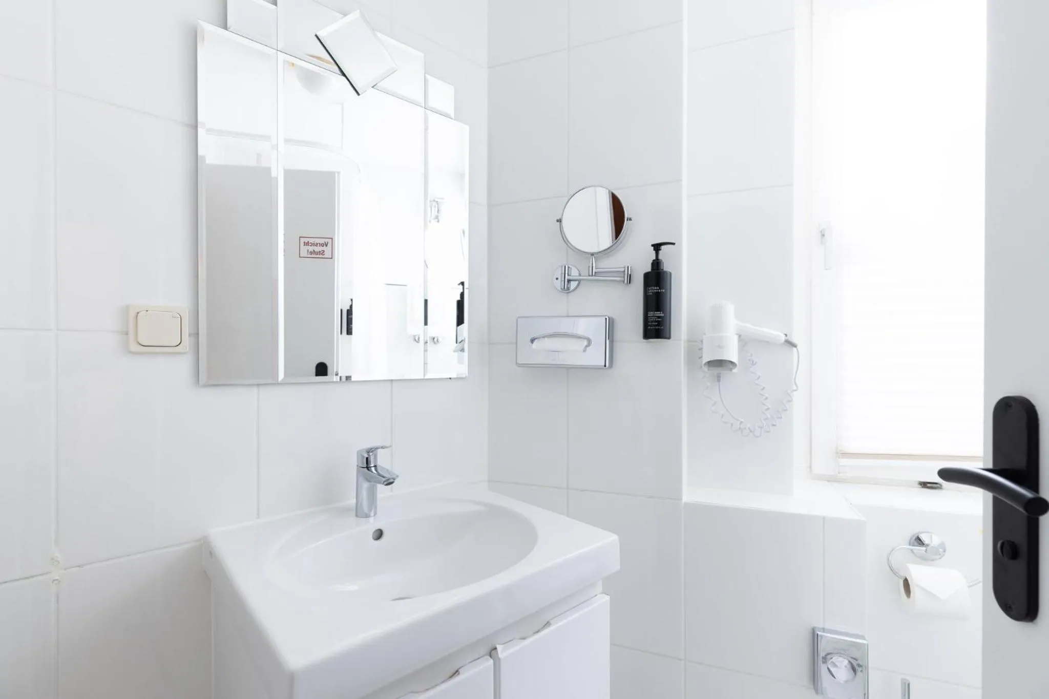 Bathroom in Garner Hotel Berlin - Messe by IHG