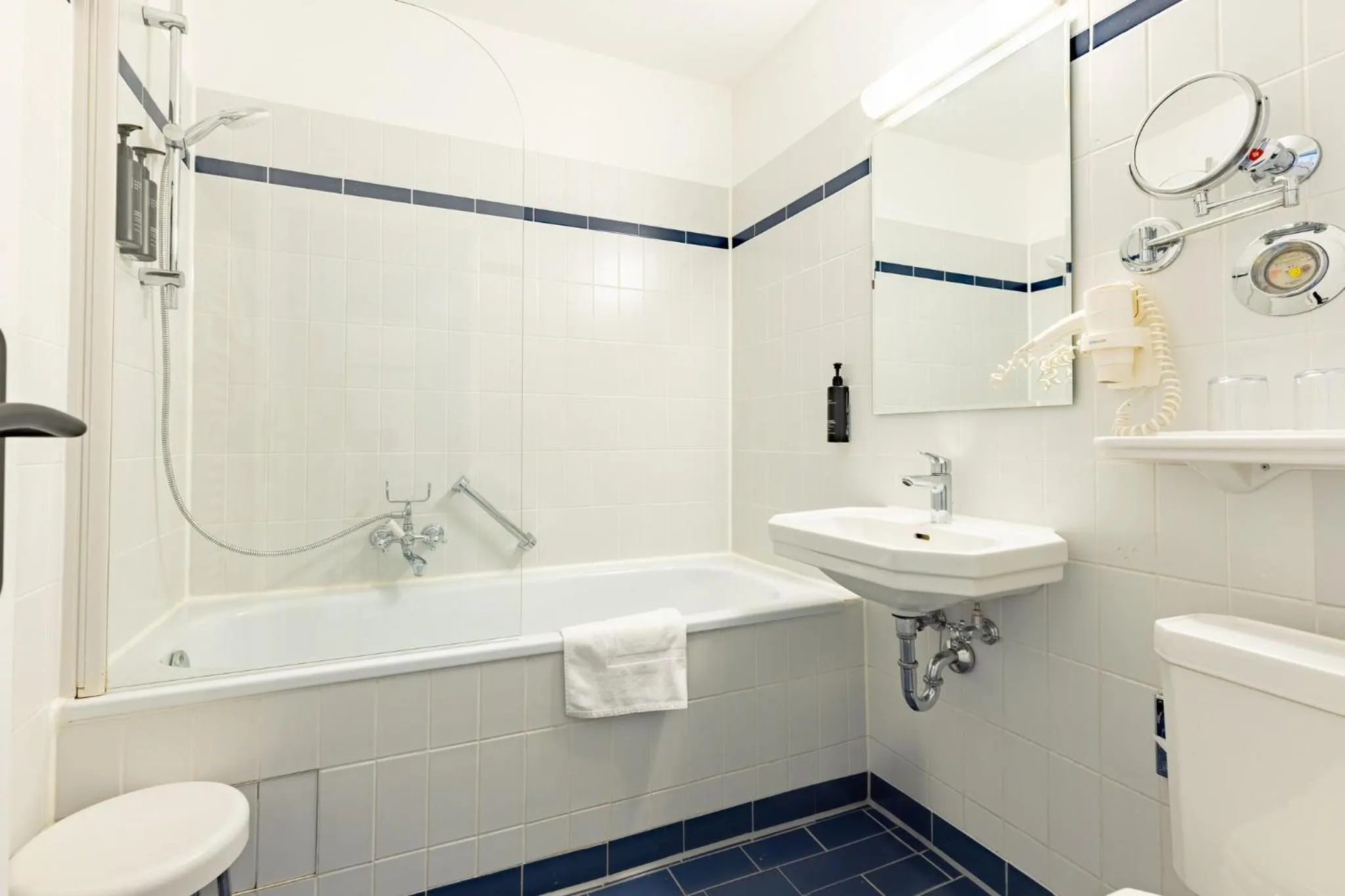 Bathroom in Garner Hotel Berlin - Messe by IHG