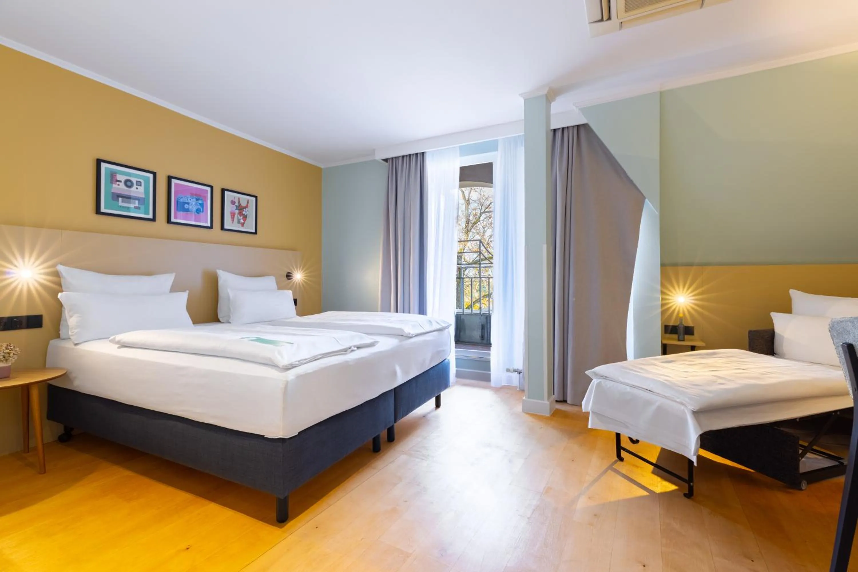 Photo of the whole room, Bed in Hotel Kronprinz Berlin