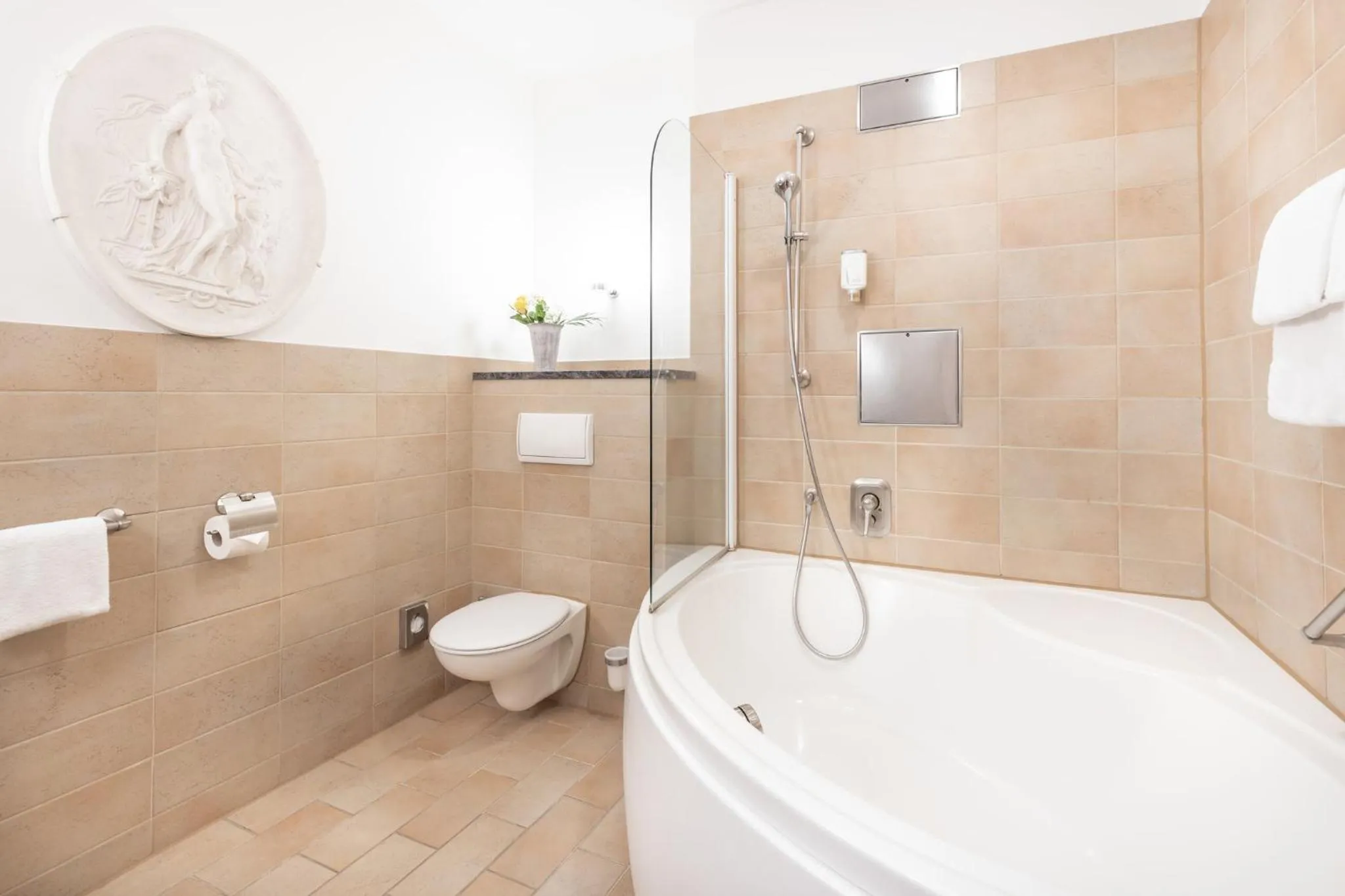 Bathroom in Garner Hotel Berlin - Messe by IHG