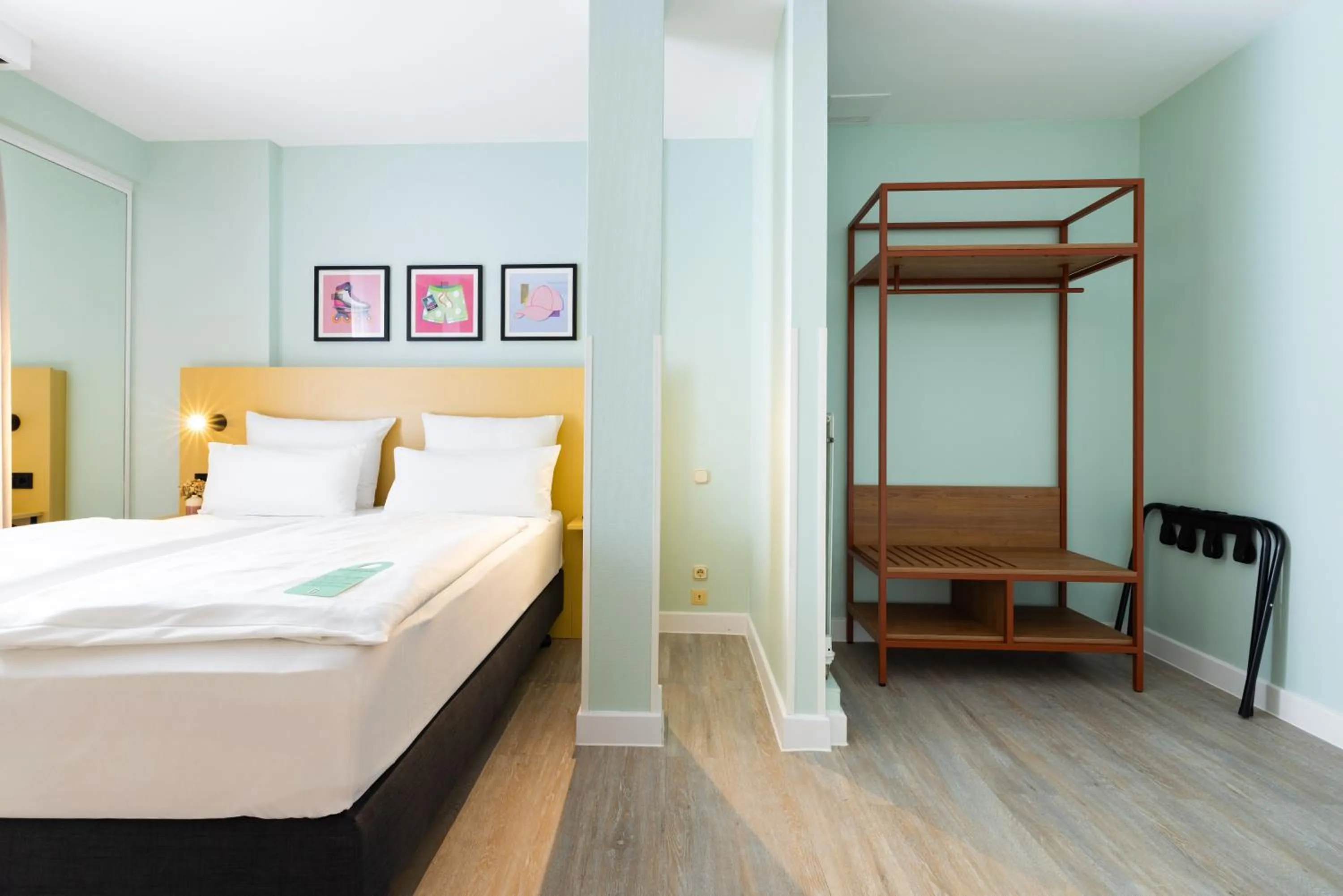 Photo of the whole room, Bed in Hotel Kronprinz Berlin