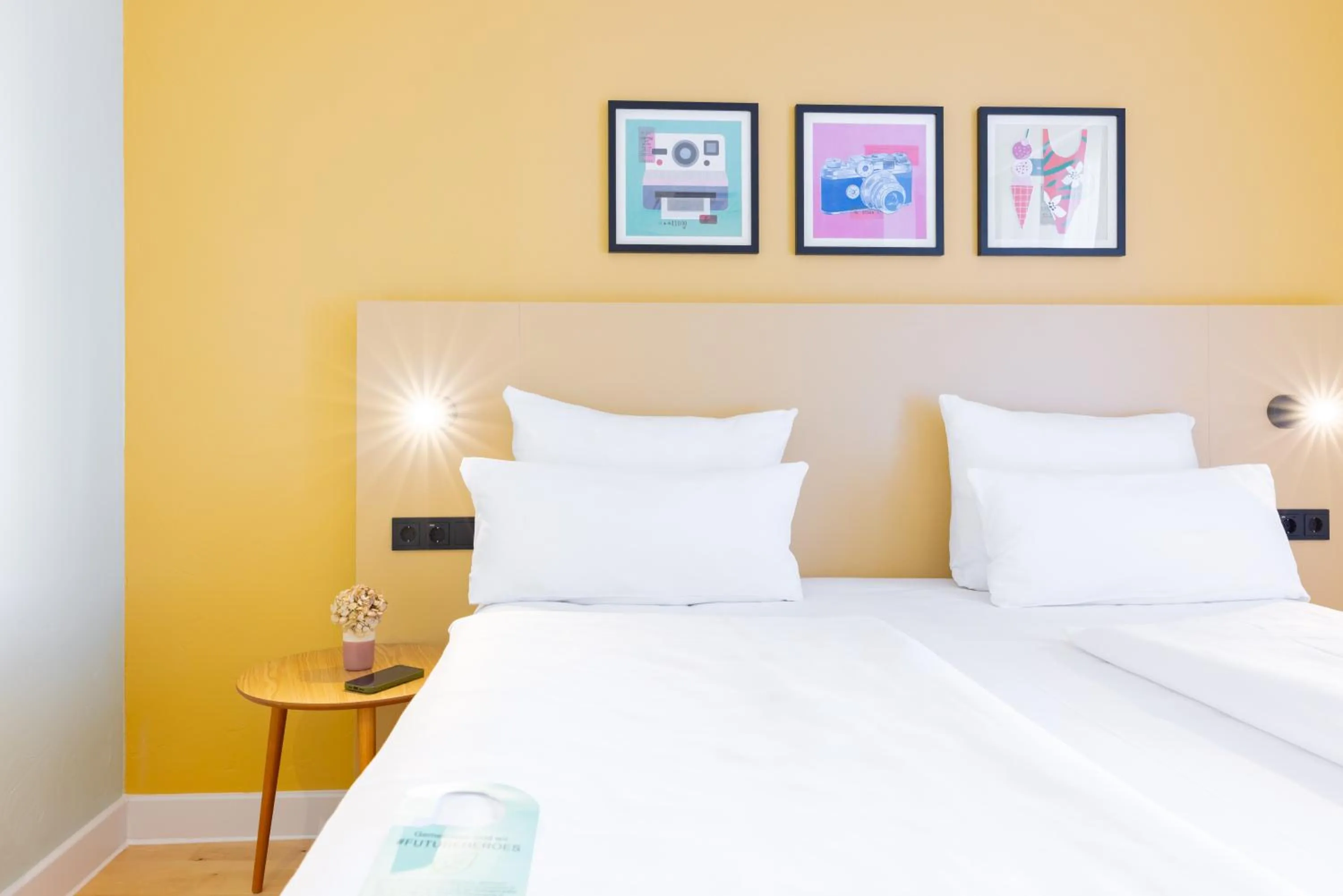 Photo of the whole room, Bed in Hotel Kronprinz Berlin