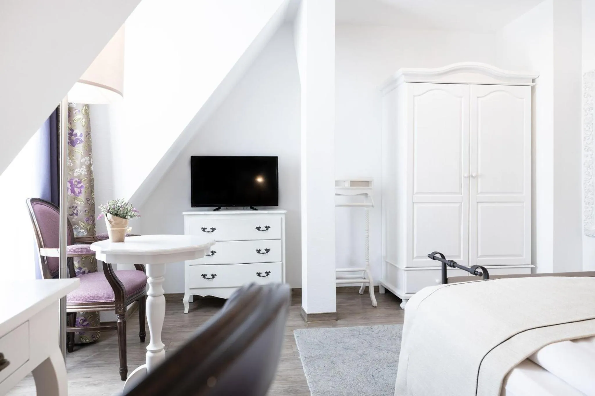 Photo of the whole room, Bed in Garner Hotel Berlin - Messe by IHG