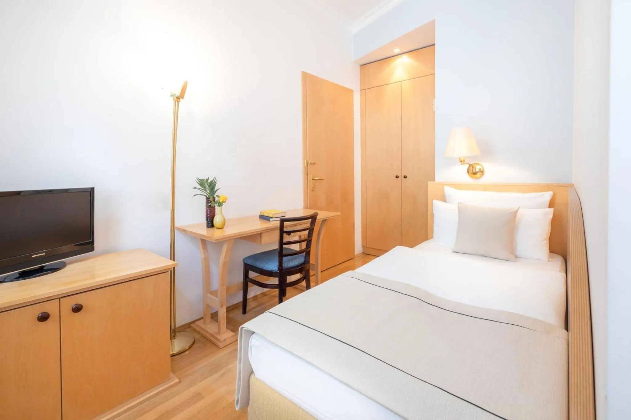 Photo of the whole room, Bed in Garner Hotel Berlin - Messe by IHG