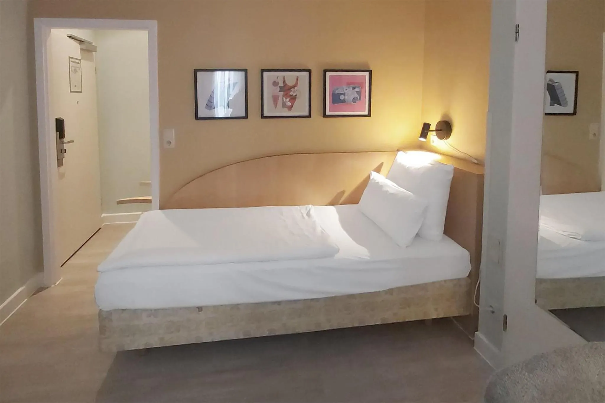 Photo of the whole room, Bed in Garner Hotel Berlin - Messe by IHG