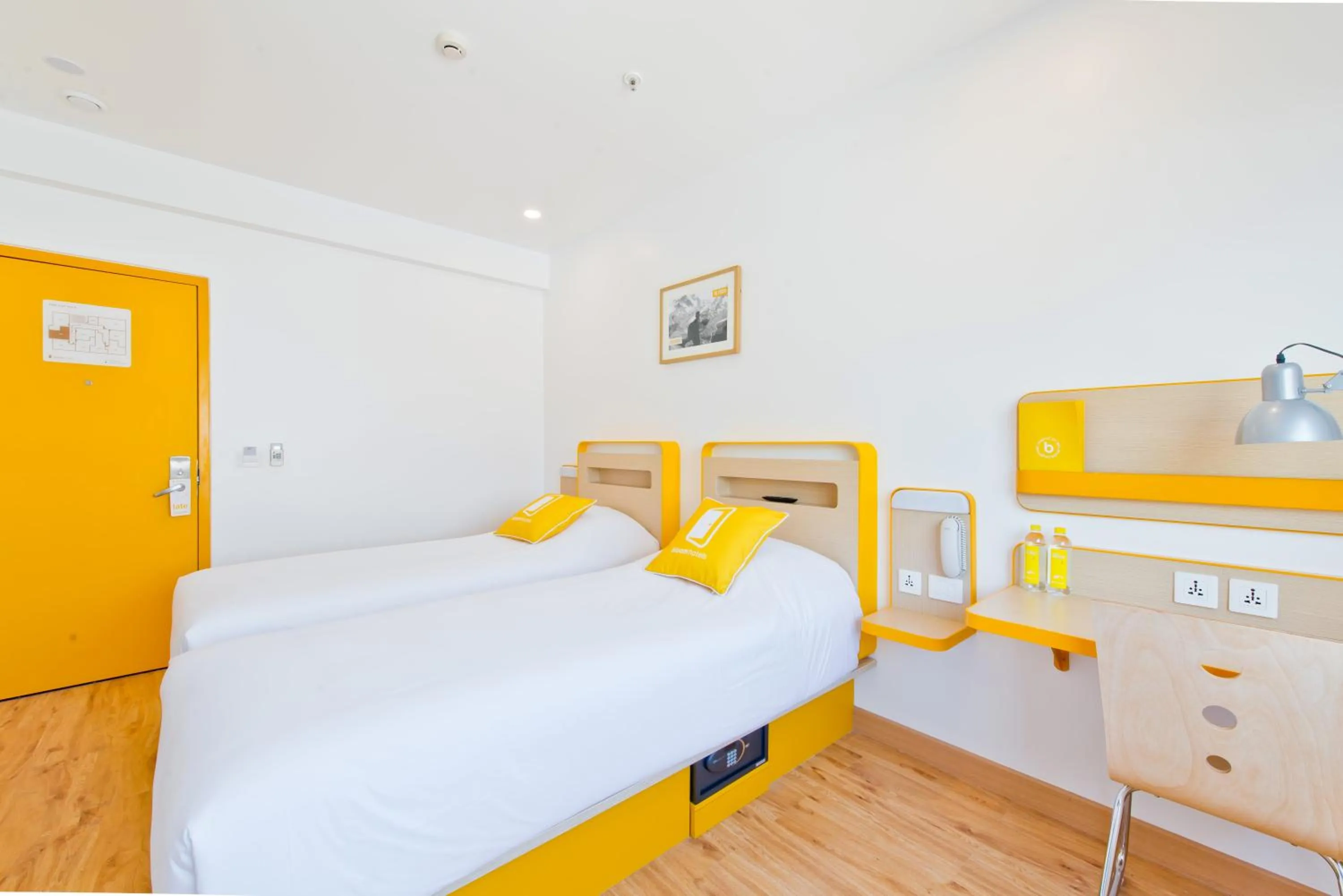 Photo of the whole room, Bed in bloomrooms @ City Centre