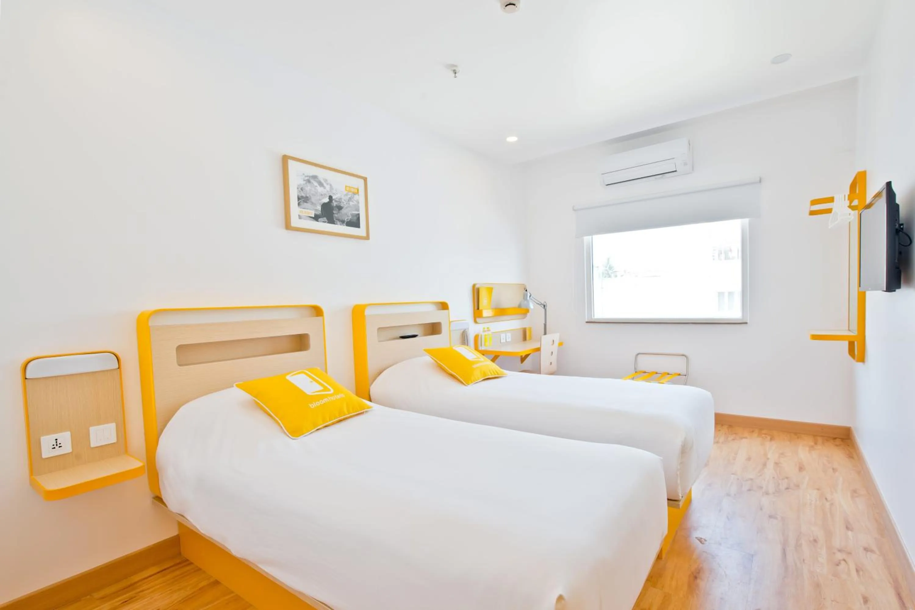 Photo of the whole room, Bed in bloomrooms @ City Centre