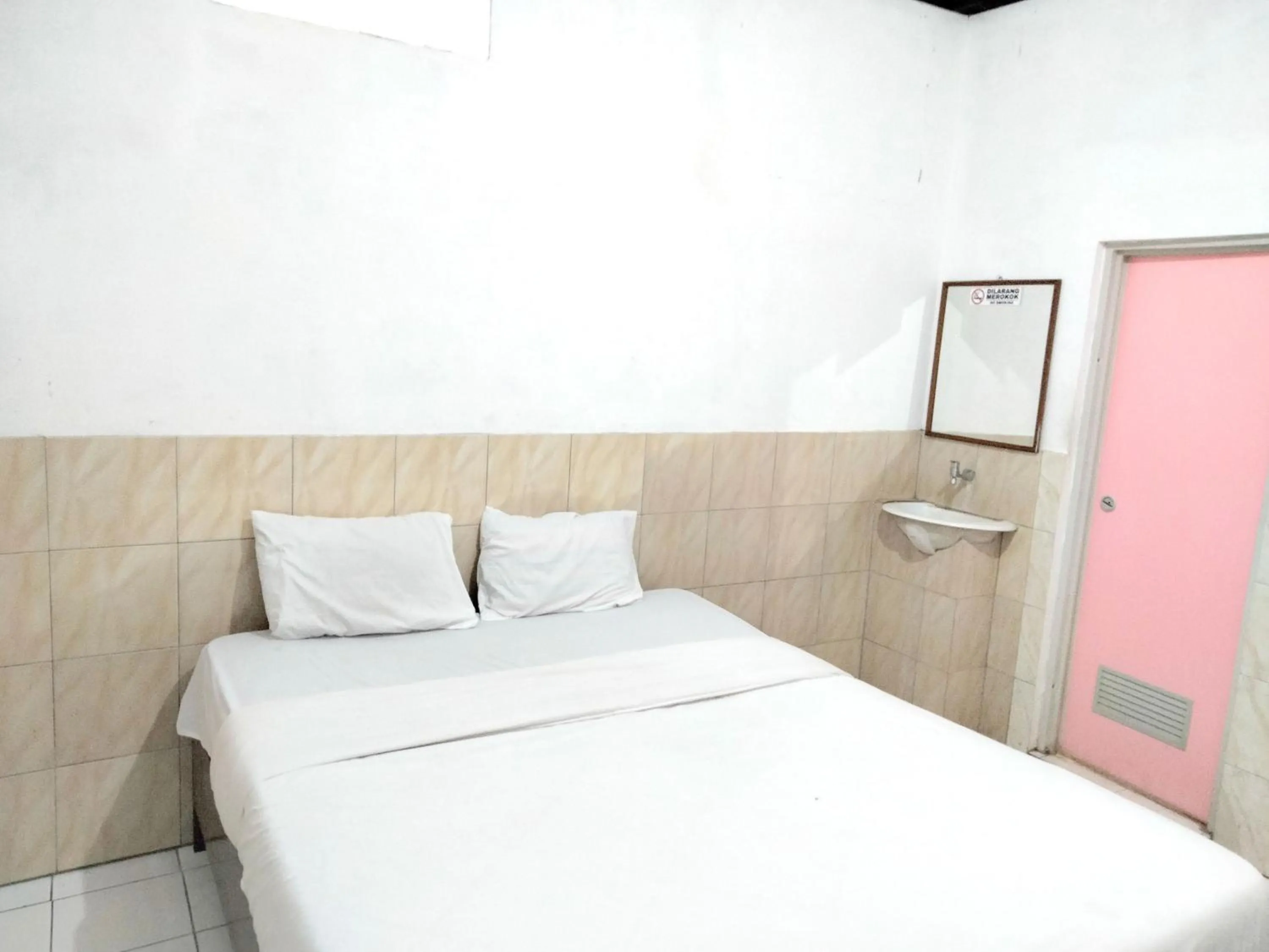 Bedroom, Bed in Sartika Hotel Mitra RedDoorz Pati