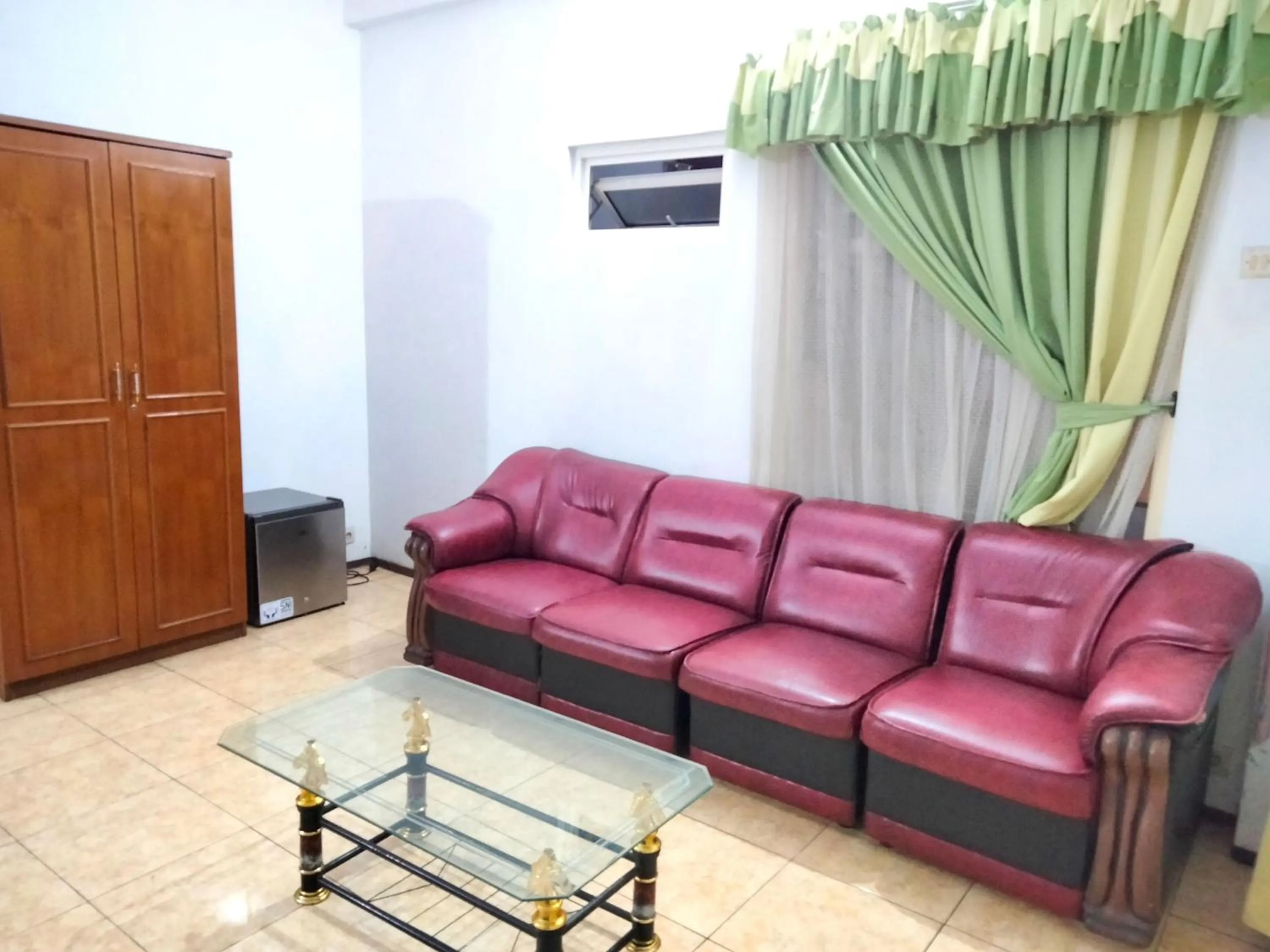 Seating area in Sartika Hotel Mitra RedDoorz Pati