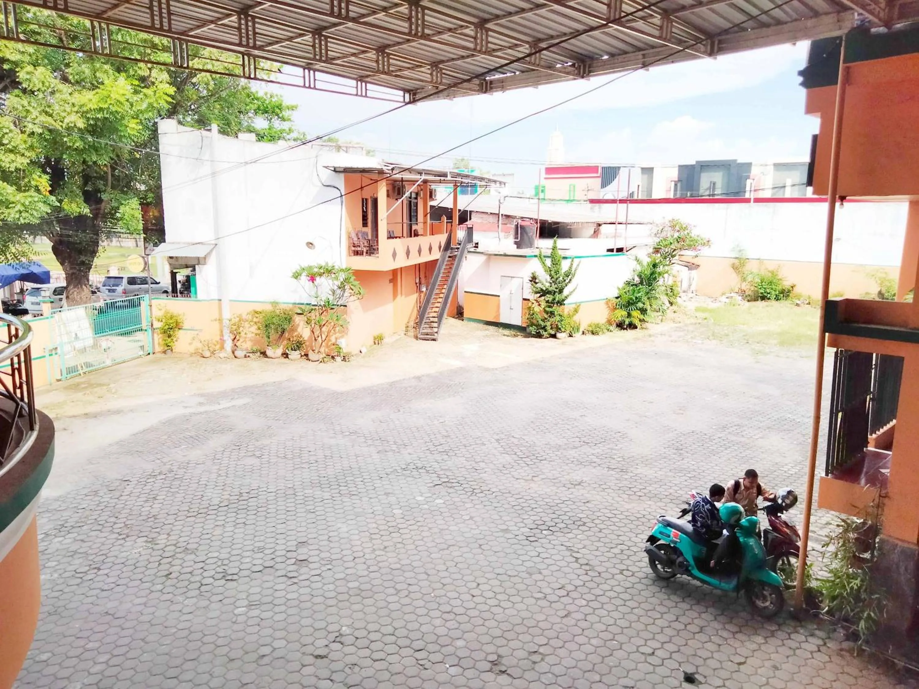 Facade/entrance in Sartika Hotel Mitra RedDoorz Pati