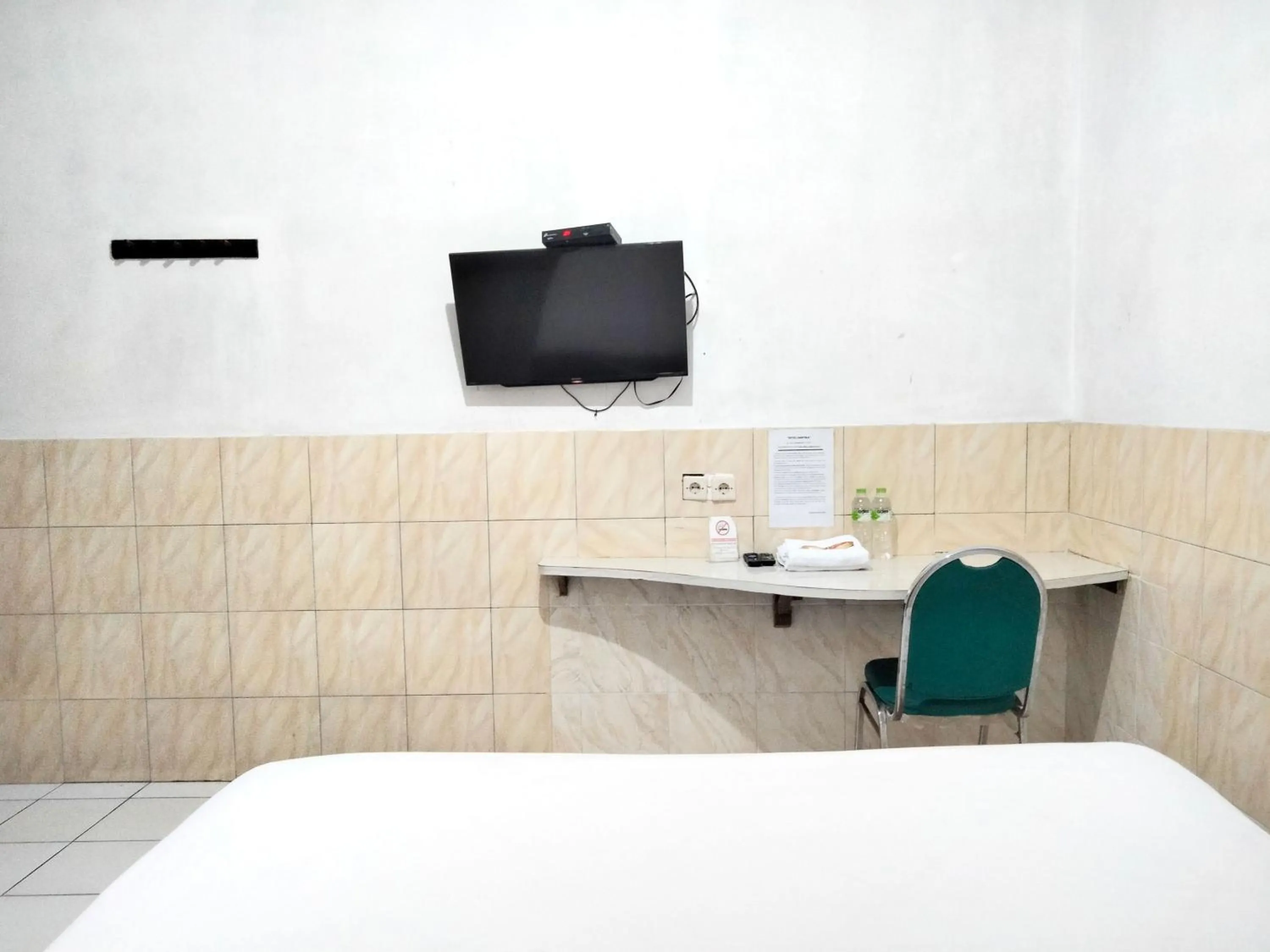 Bedroom, Bed in Sartika Hotel Mitra RedDoorz Pati