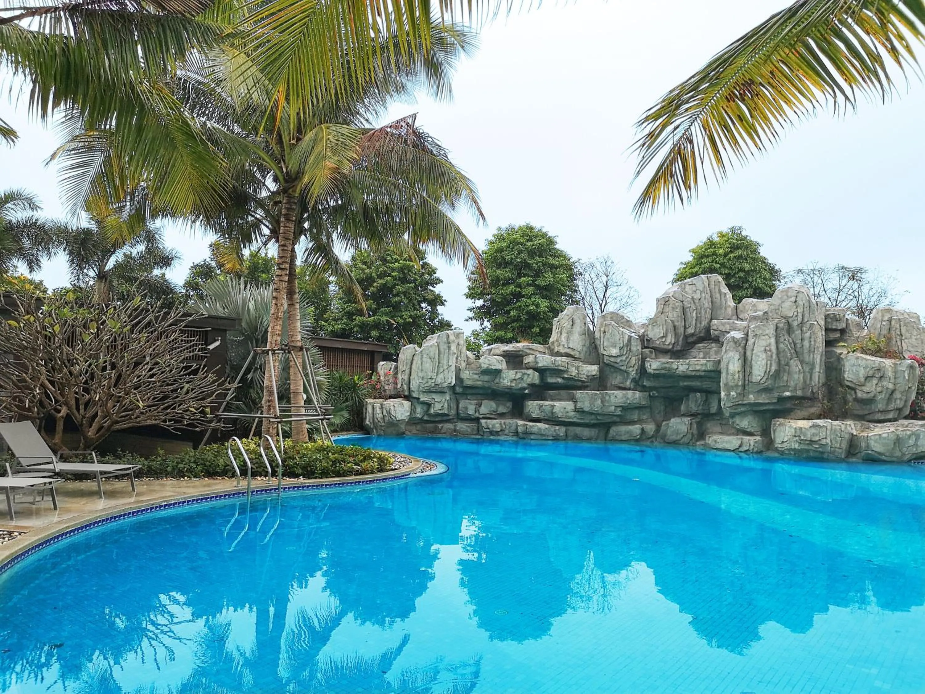 Swimming pool in Vignette Collection Haikou Yatter Hotel by IHG
