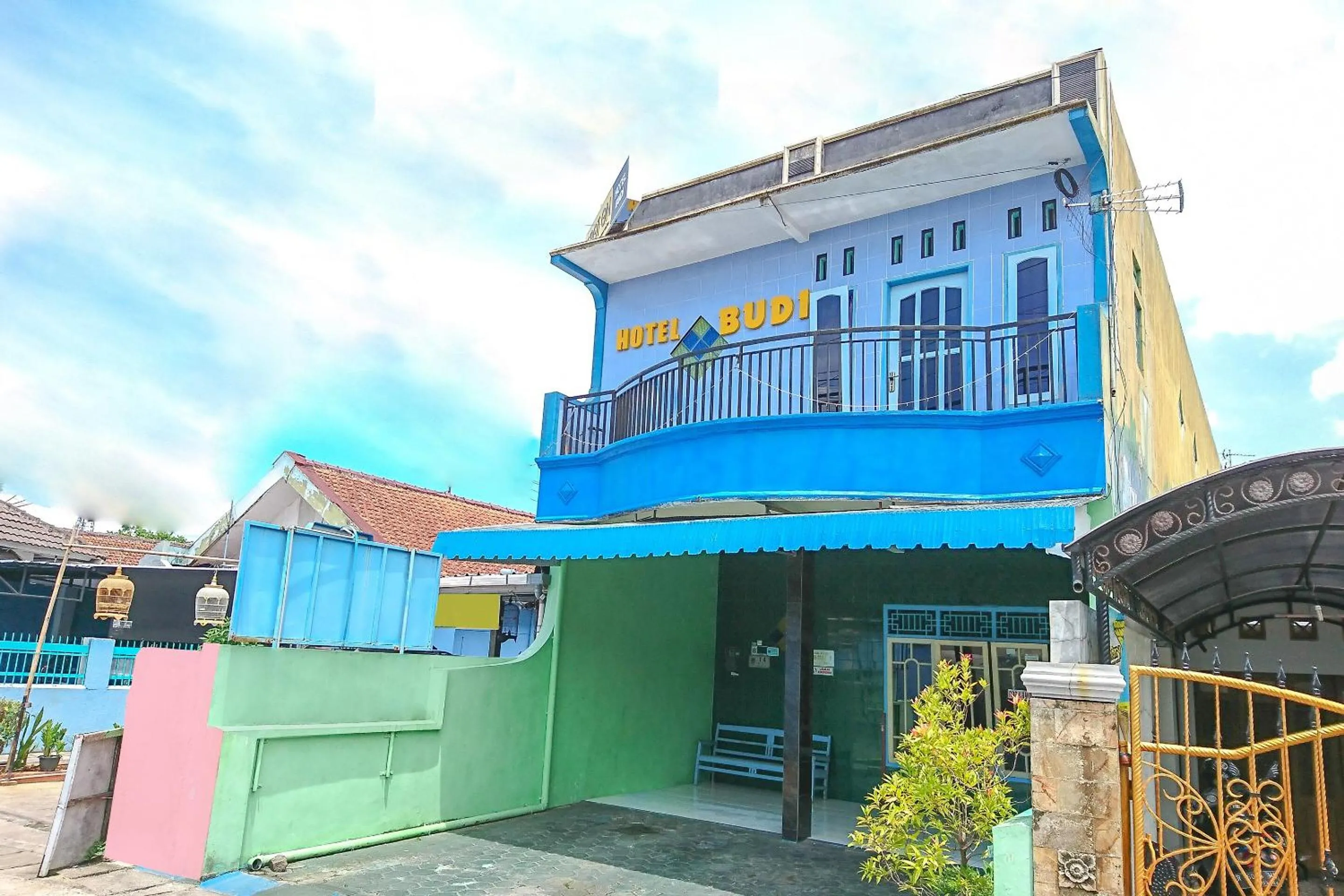 Facade/entrance in Hotel O Budi