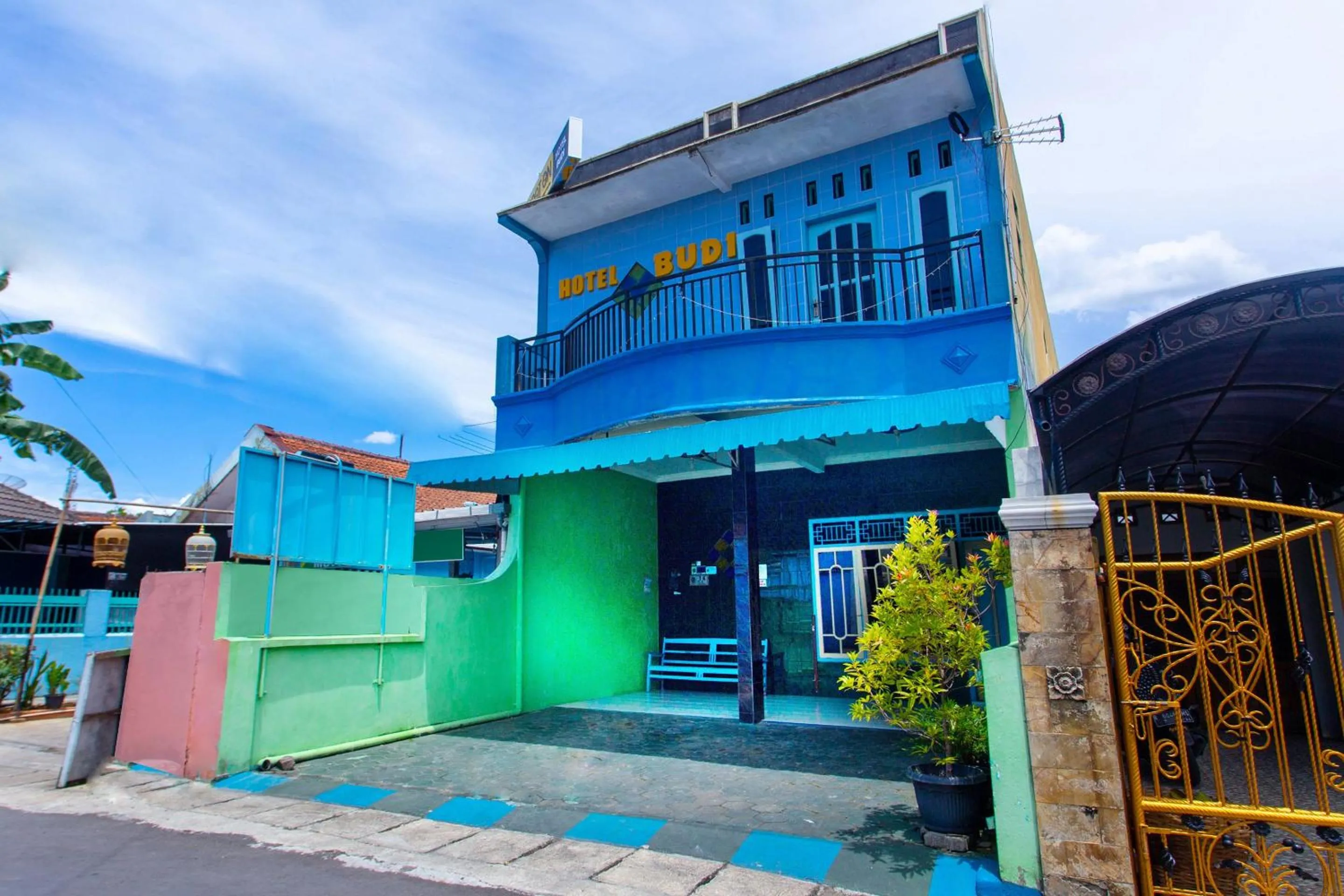 Facade/entrance in Hotel O Budi